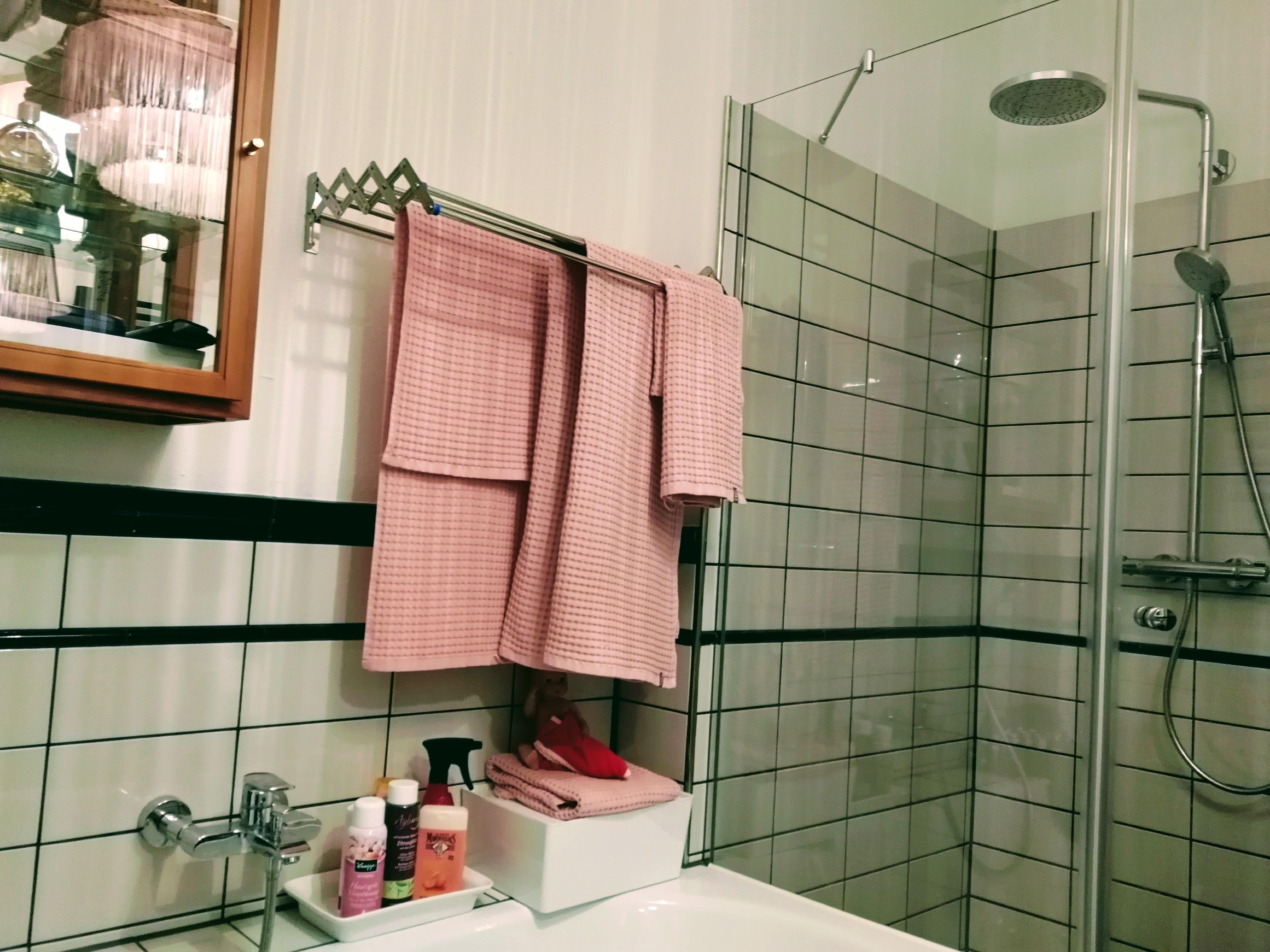 Unser #badezimmer im #retrolook... #badezimmerdeko #handtücher #vintage #fliesen 