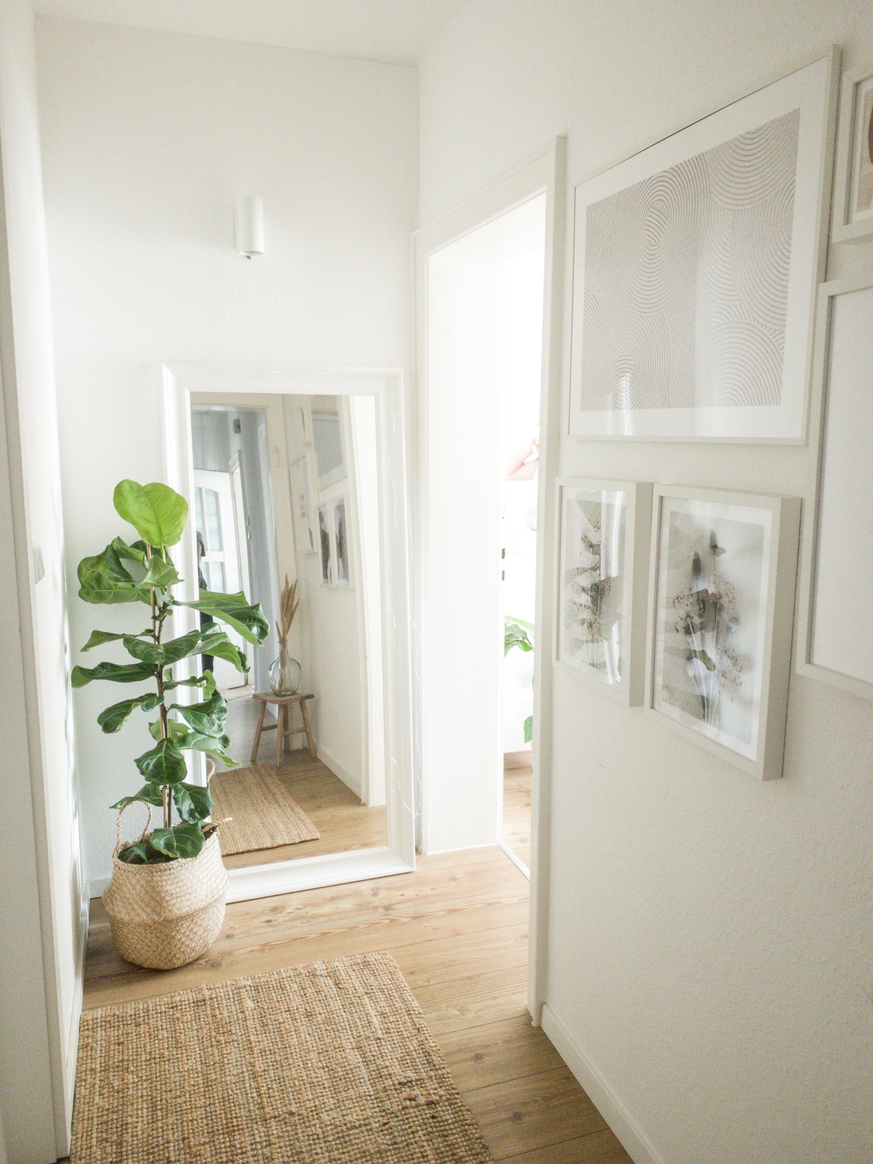 Unser Eingangsbereich #hallway #flur #eingangsbereich #beige #teppich #spiegel #geigenfeige #bilderwand