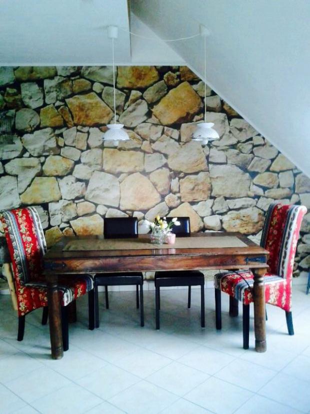 Unser Essplatz mit Holztisch,Steintapete und selbstgemachten Lampen aus Küchensieben.Die 2bunten Stühle sind passend zu meinem Lieblingsessel. #homestory