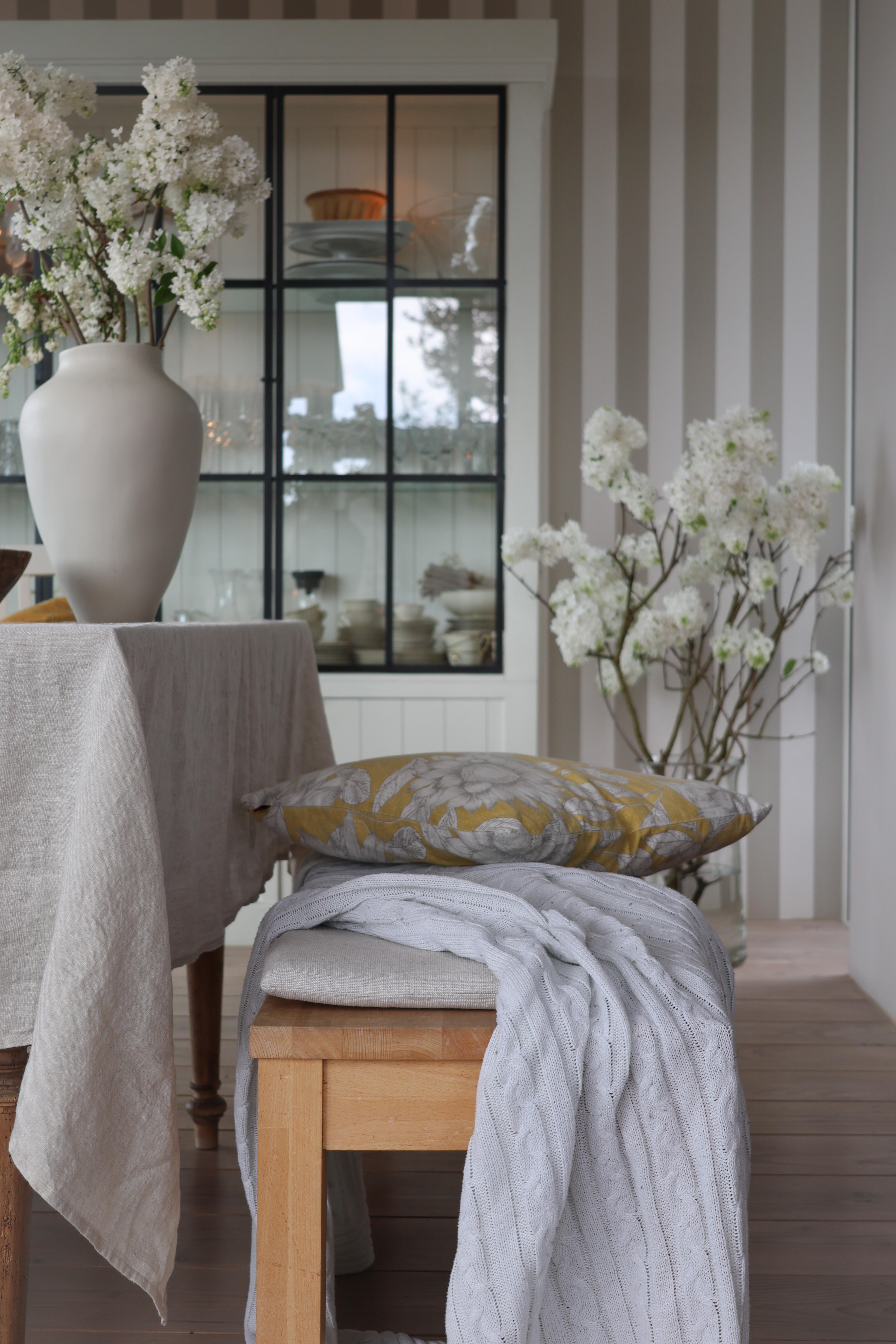 Unser Esszimmer mit weißem Flieder und Frühlingskissen 🤍💛 
#esszimmer #flieder #glasvitrine #vintagehome #modernvintagehome
