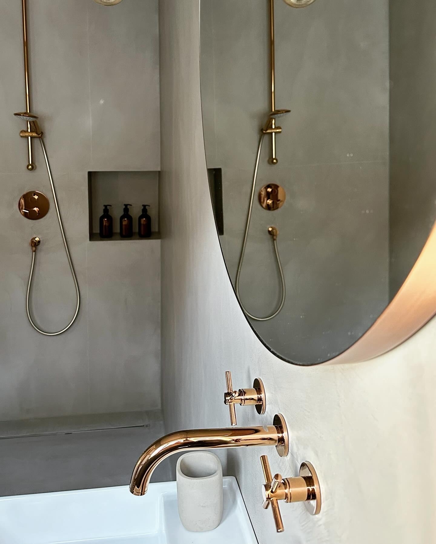 Unser fugenloser #duschraum mit kupferfarbenen Armaturen 🤎

#badezimmerinspo 