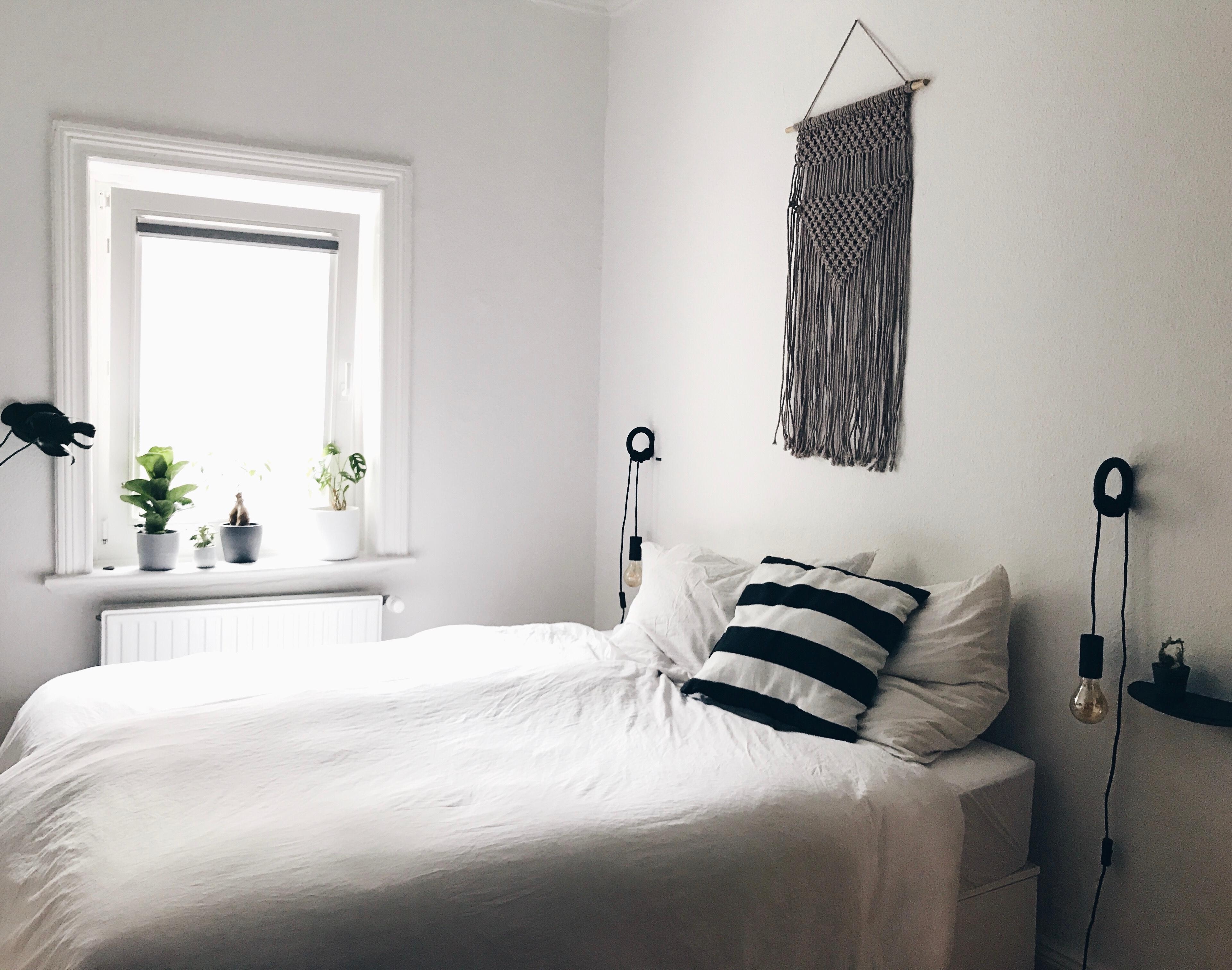 Unser kleines #cosy #schlafzimmer .. 
#livingchallenge #couchliebt #altbau #altbauliebe #minimalism #whiteliving 