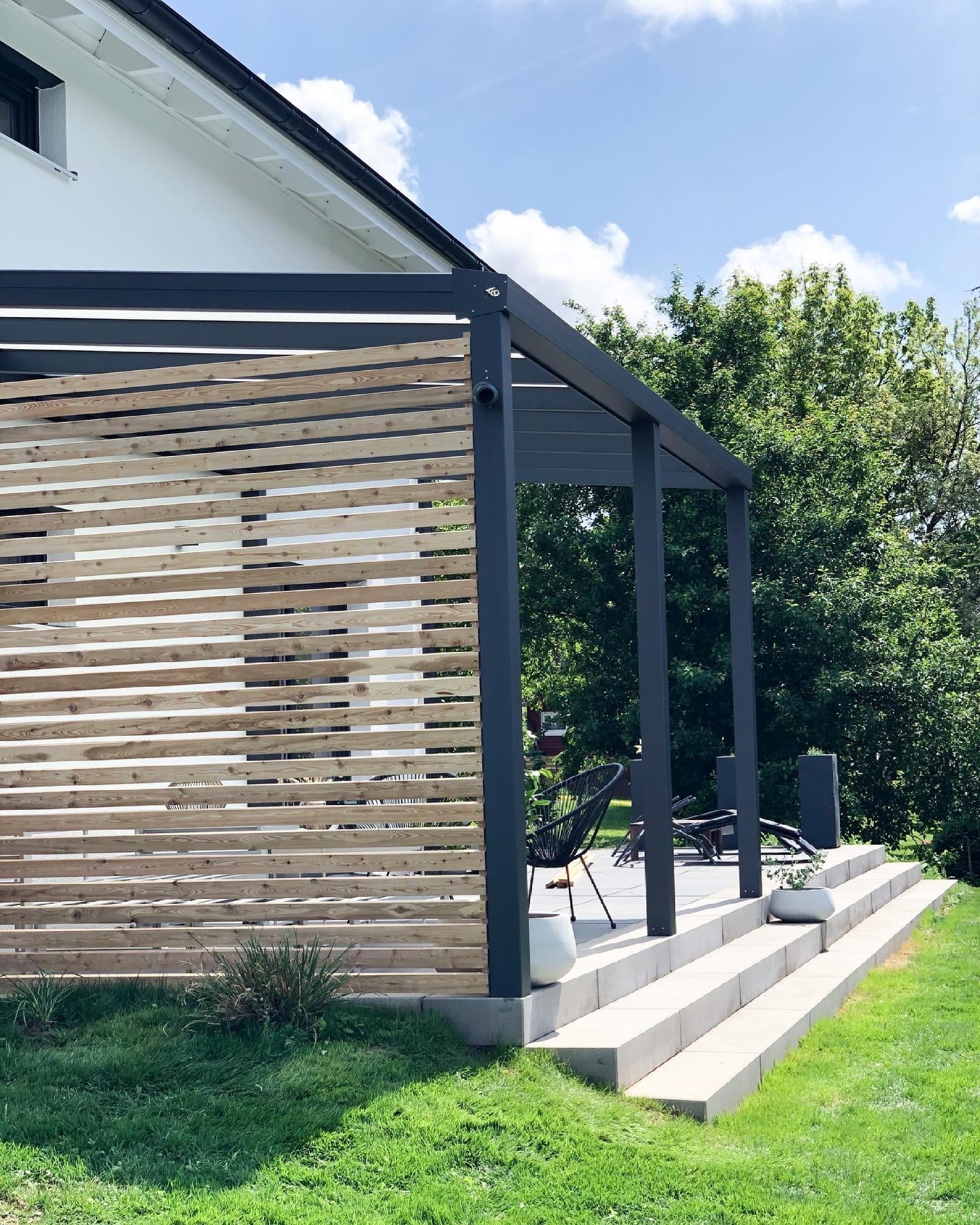 Unser Terrassen-DIY ist abgeschlossen ✔️ we like! #holz #sichtschutz #terrasse #outdoor #sommer 