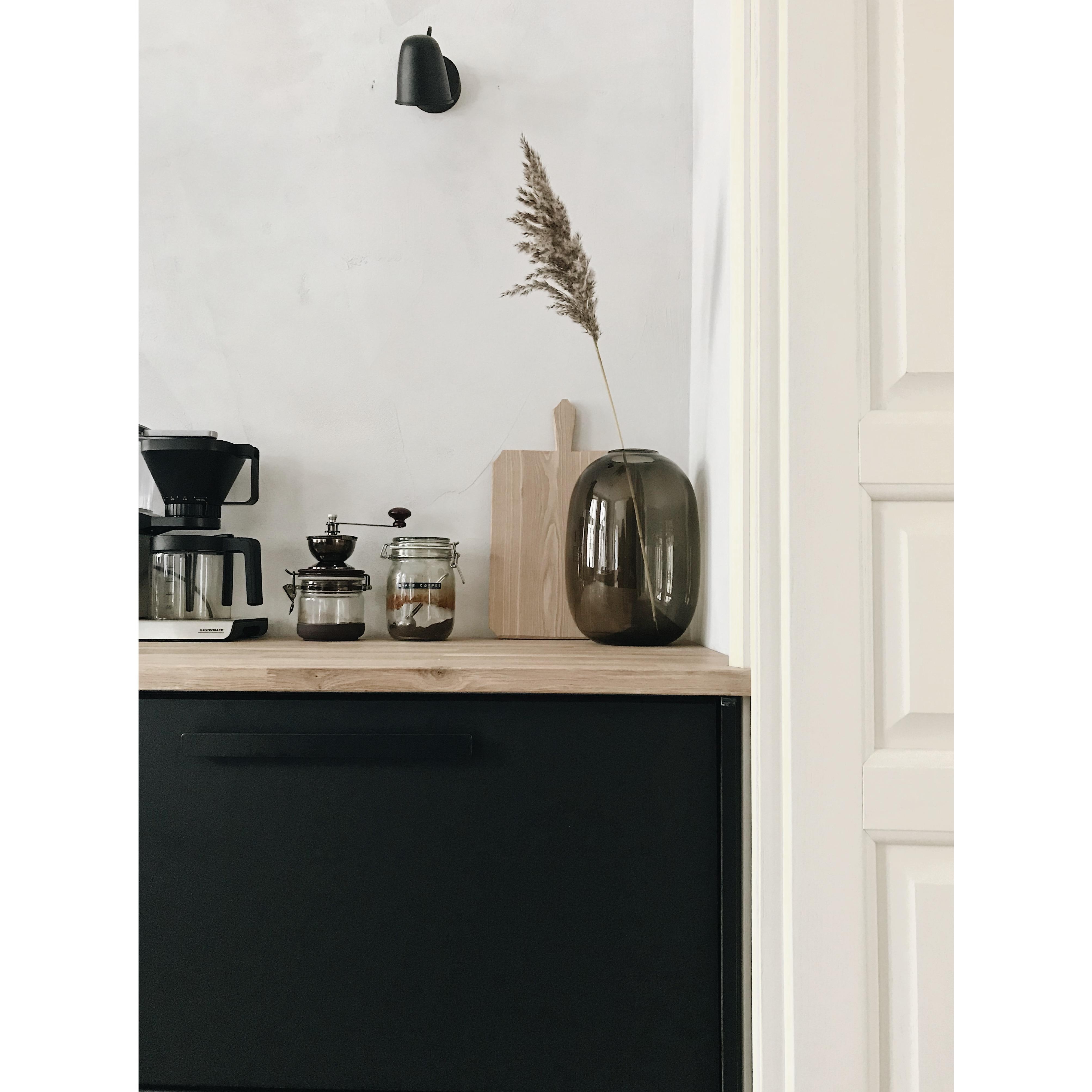 Unsere #Kaffeeecke. Eichenholz, Einmachgläser und Metall, so präsentiert sich unsere #Küche :) #ikeaküche #schwarzeküche