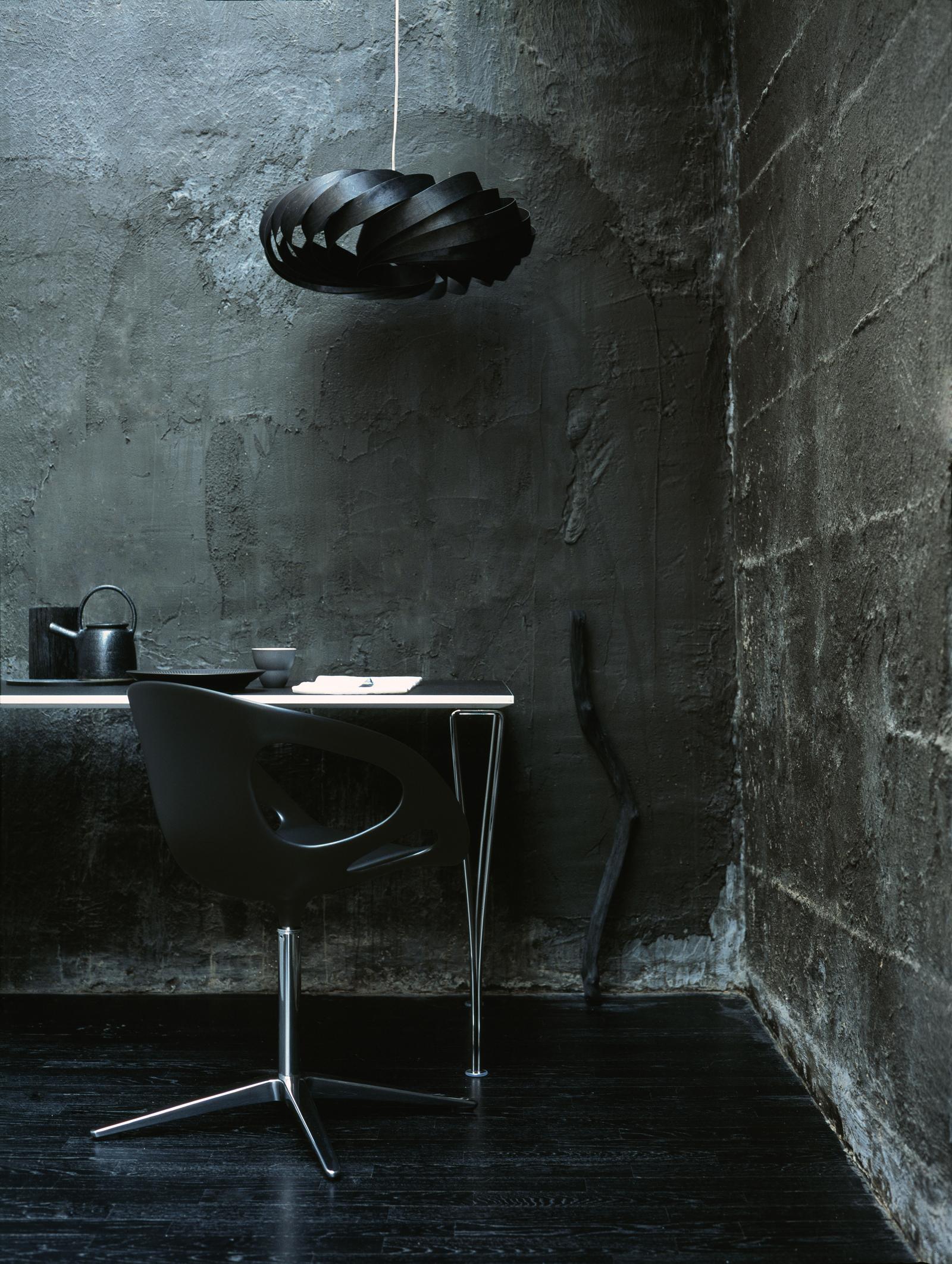 Unverputzte Wände und Büromöbel in Schwarz #designermöbel #schwarzehängeleuchte ©Fritz Hansen