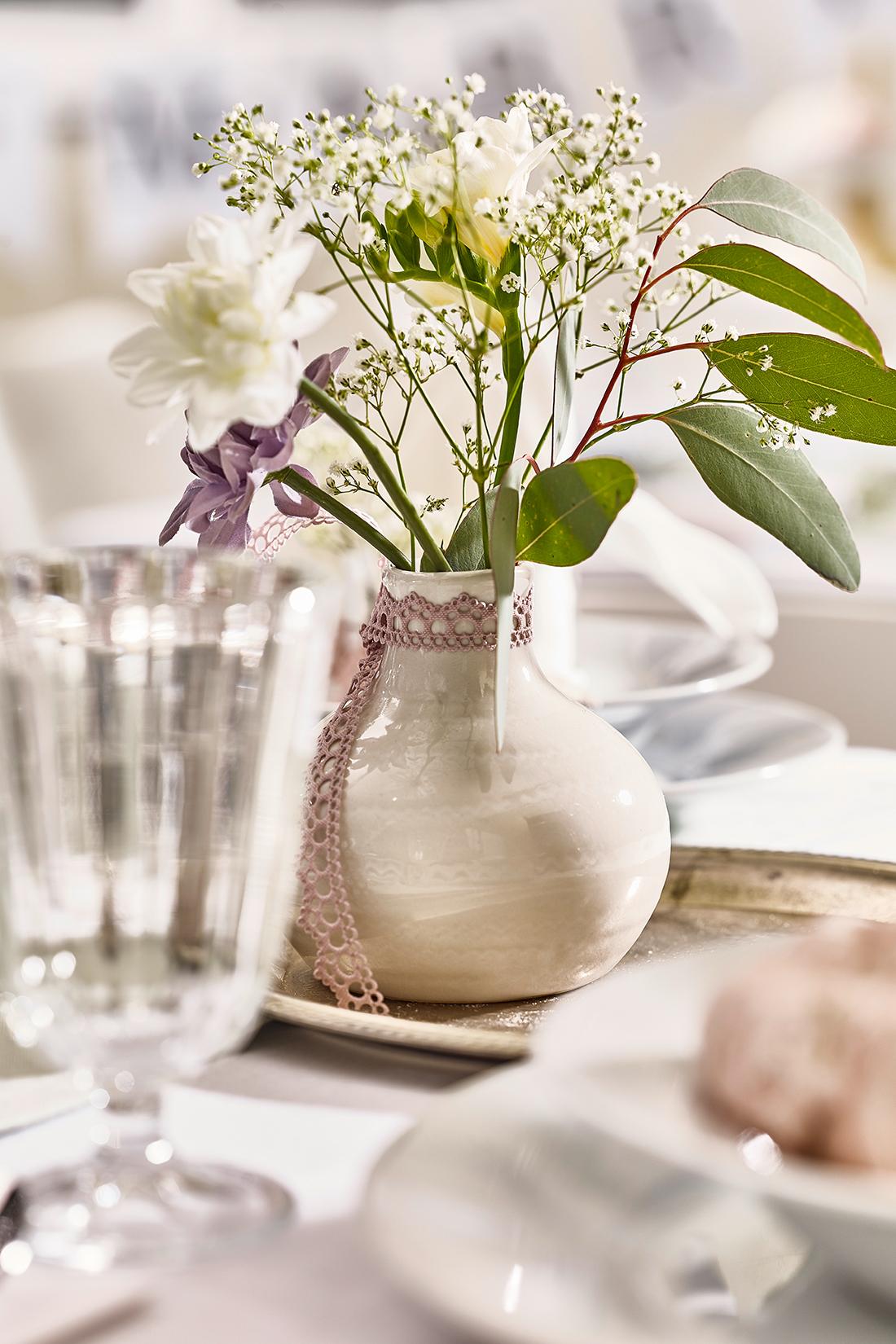 Vase mit Frühlingsblumen #tischdeko #depotdeko ©DEPOT