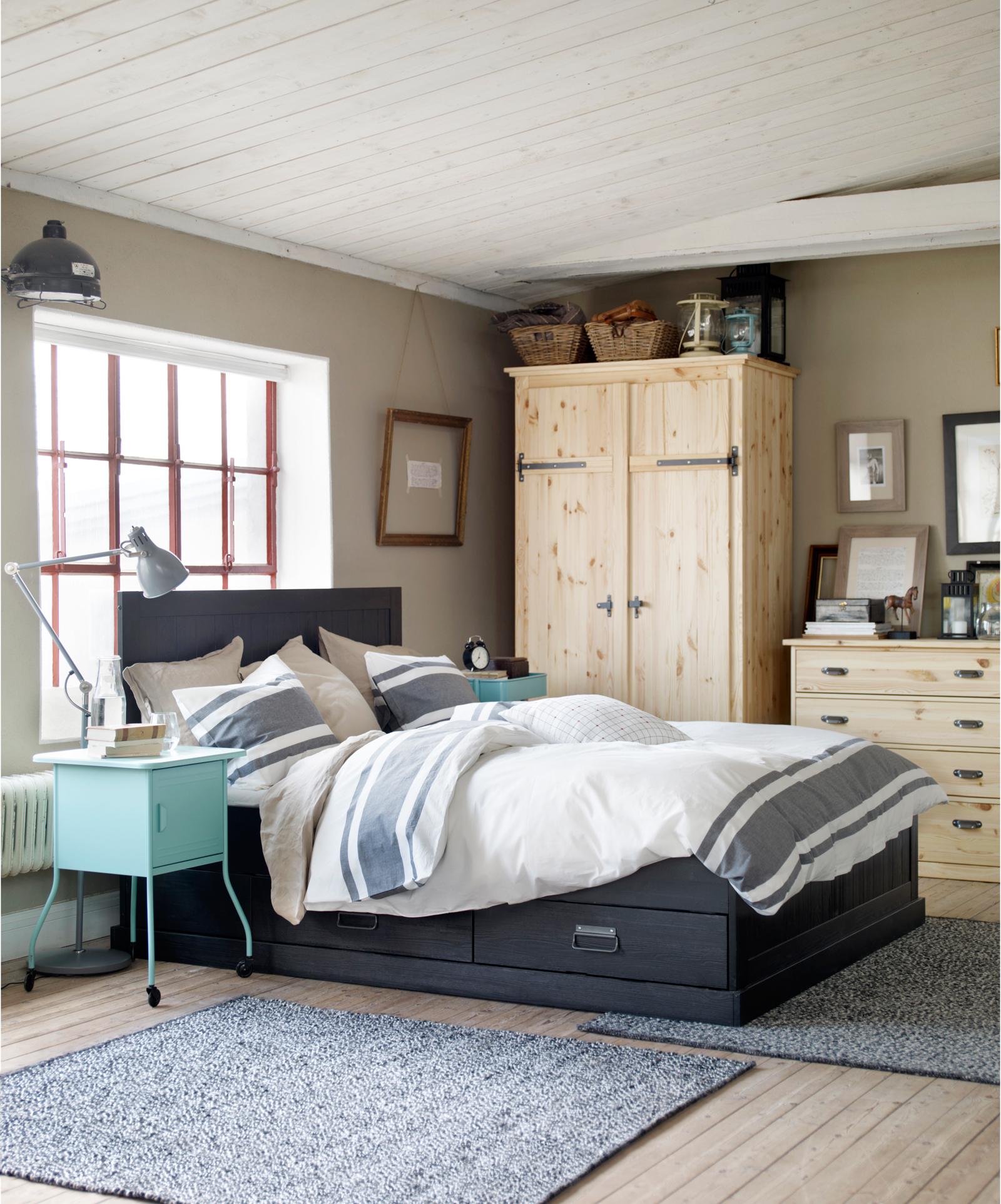Verschiedenfarbiges Holz im Schlafzimmer #dielenboden #bettwäsche #ikea #weißeholzbalkendecke ©Inter IKEA Systems B.V.