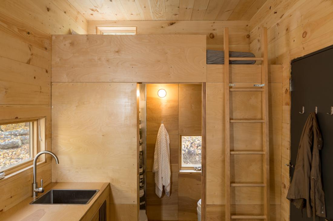 Verstecktes Badezimmer im Tiny House "Clara" #bad #downsizing ©Getaway