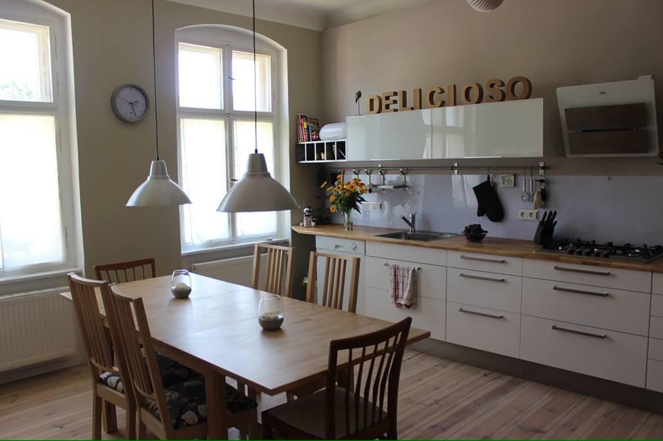Vor 5 Jahre. Haben wir unsere Küche eingeweiht und heute ist sie voll mit Familienglück 🍀
#kitchen #ikea #weiß #altbau