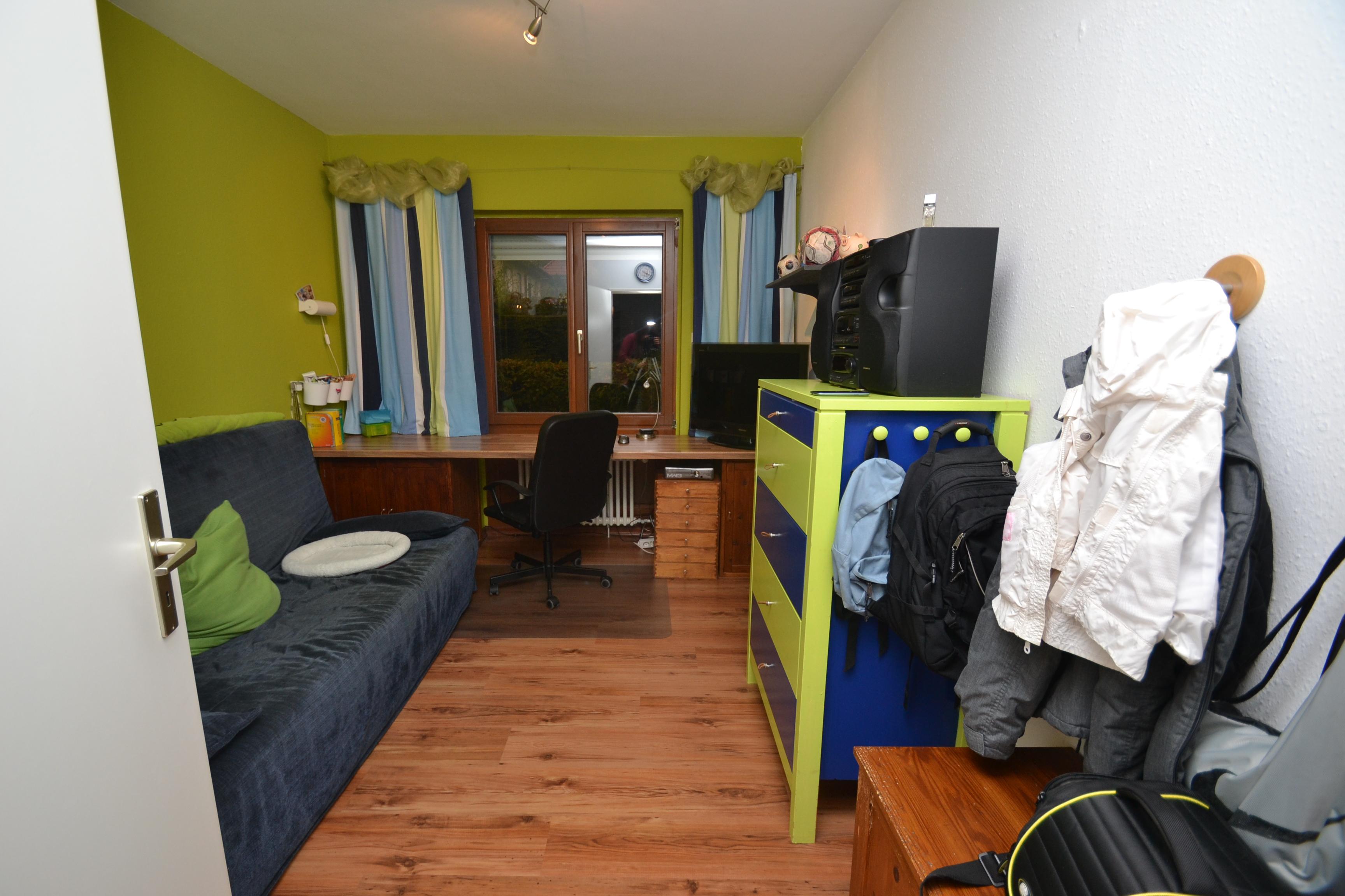 vorher buntes Kinderzimmer #kommode #sofa #grünewandfarbe #kindergarderobe ©wohnPerfektion