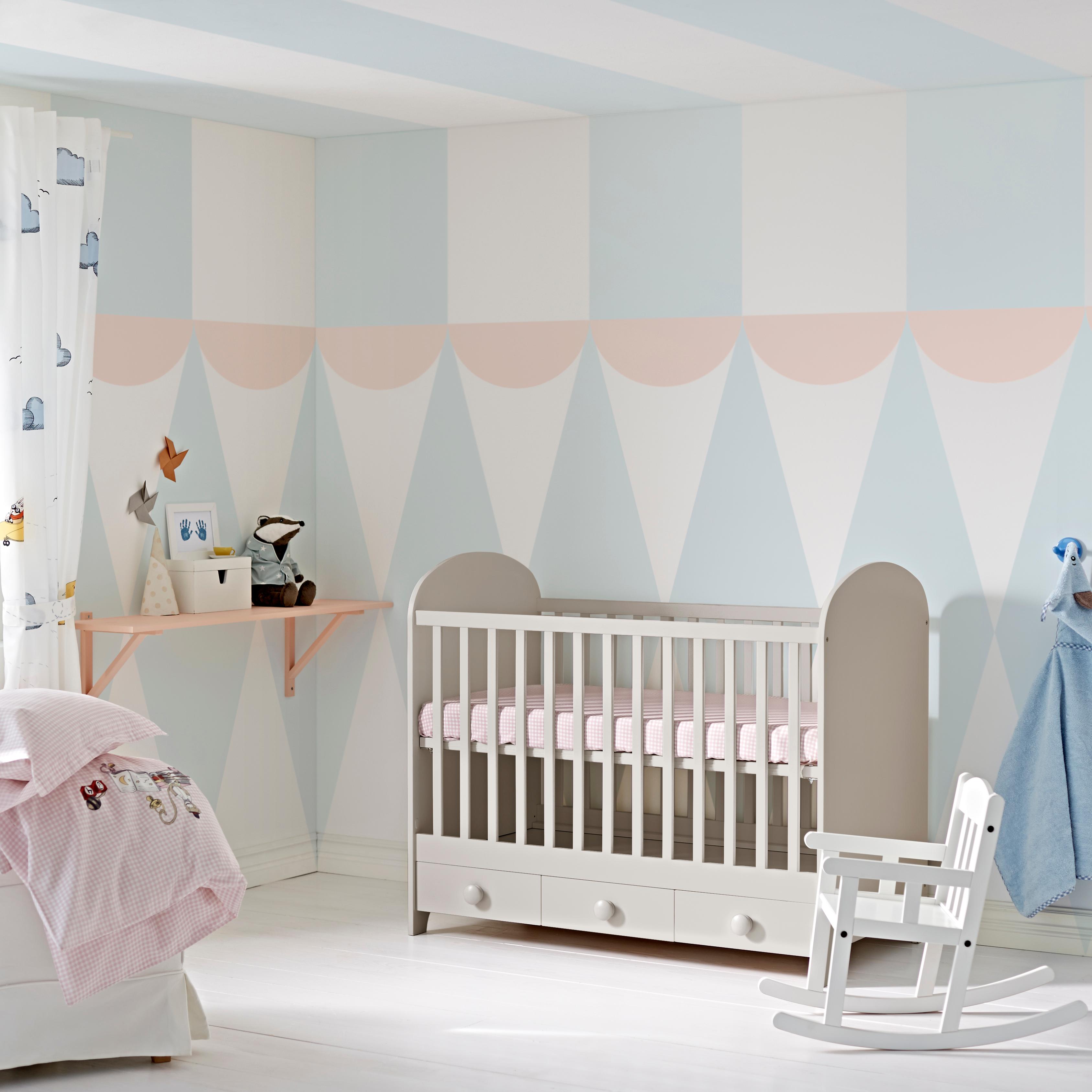 Wandgestaltung im Babyzimmer #wandregal #wandgestaltung #pastellfarbe #ikea #schaukelstuhl #babybett #mustertapete #babyzimmer #designwand ©Inter IKEA Systems B.V.