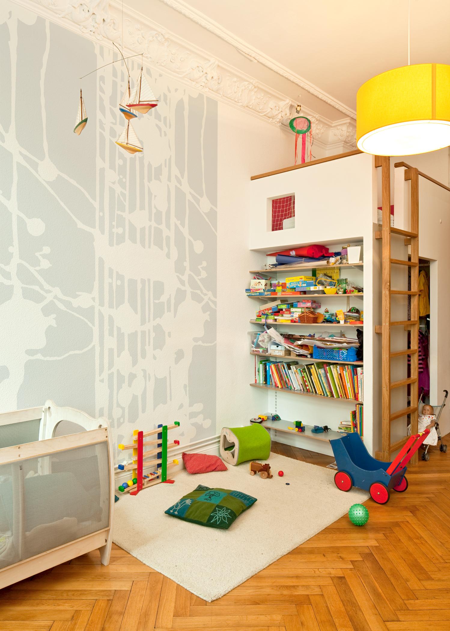 Wandgestaltung im Kinderzimmer #bücherregal #wandgestaltung #grauewandgestaltung #hochbett #kinderhochbett #designwand ©Extratapete