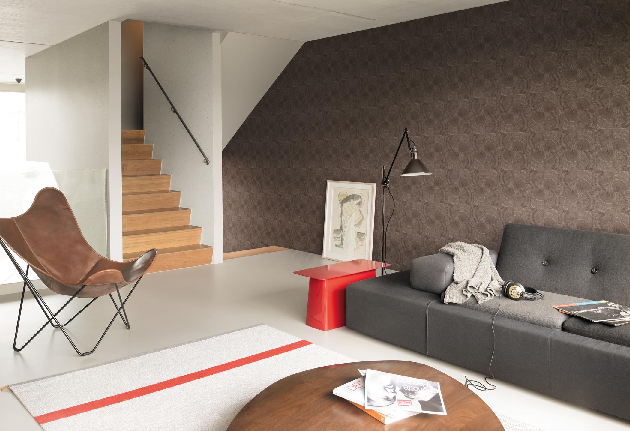 Wandgestaltung mit brauner Mustertapete #wandgestaltung #sofa #mustertapete #tapete ©Rasch