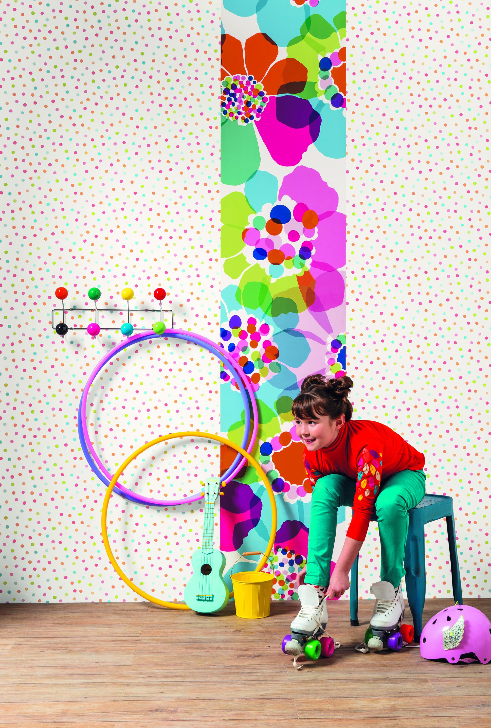 Wandgestaltung mit Punkten und Blumen für das Mädchenzimmer #mädchenzimmer #wandgestaltungkinderzimmer ©Caselio