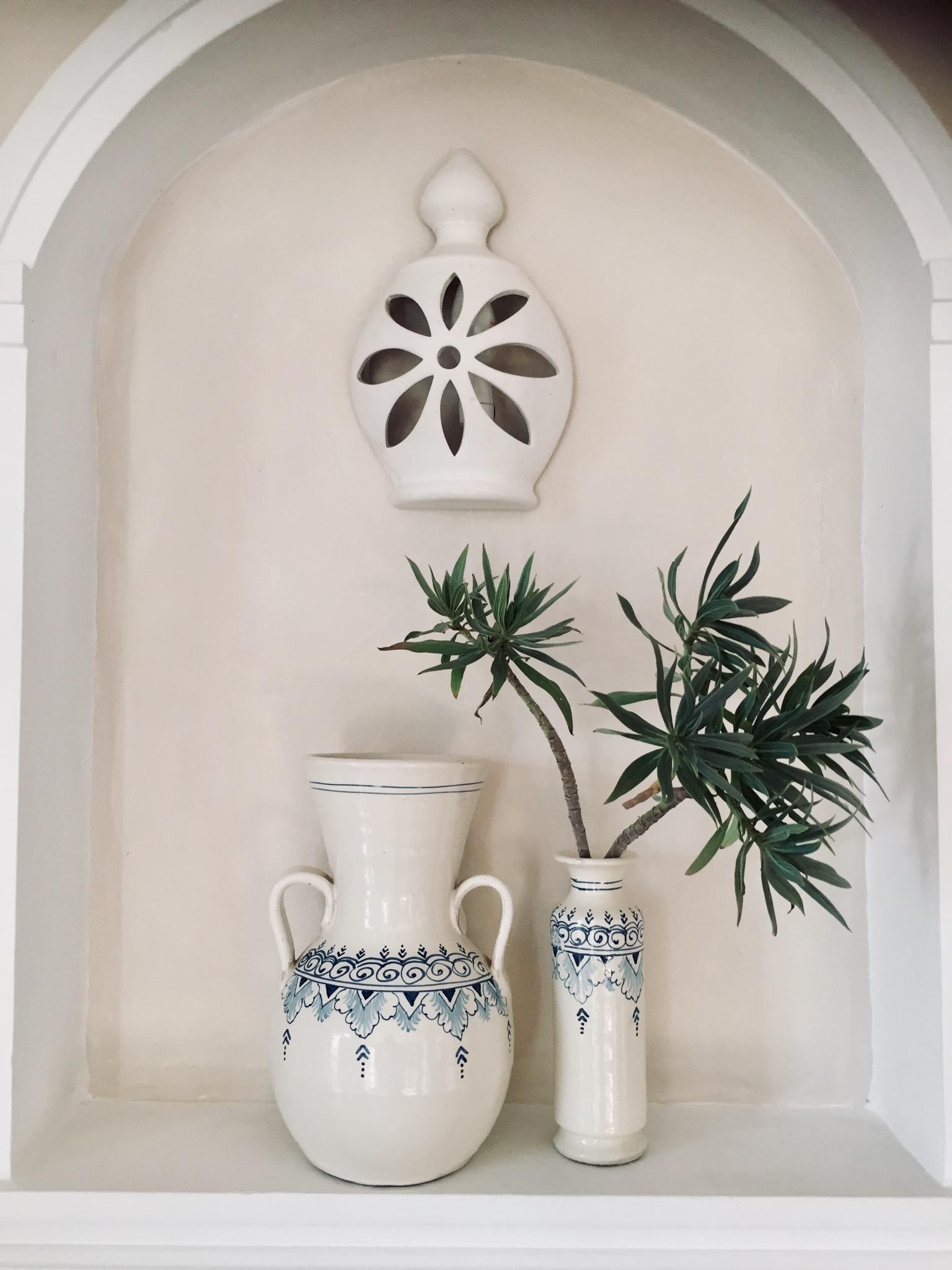 Wandnische mit handbemalten Vasen und Lampe als Mitbringsel aus Spanienurlaub #keramik #vase #pflanzenliebe #wandlampe 