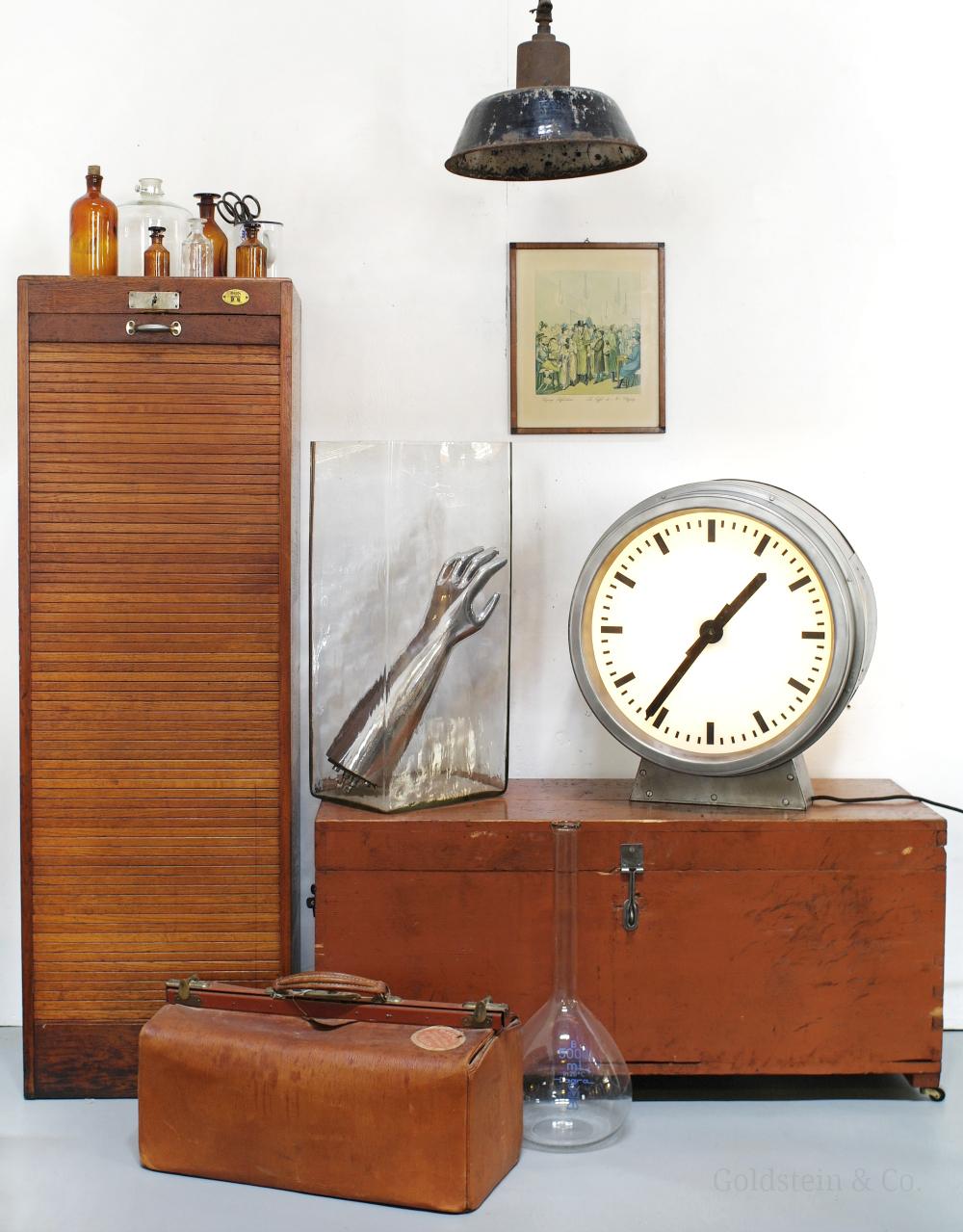 Warme Brauntöne #vintage #bodenvase #industriedesign #koffer #holzschrank #handarbeit #tischuhr ©Goldstein & Co., Leipzig