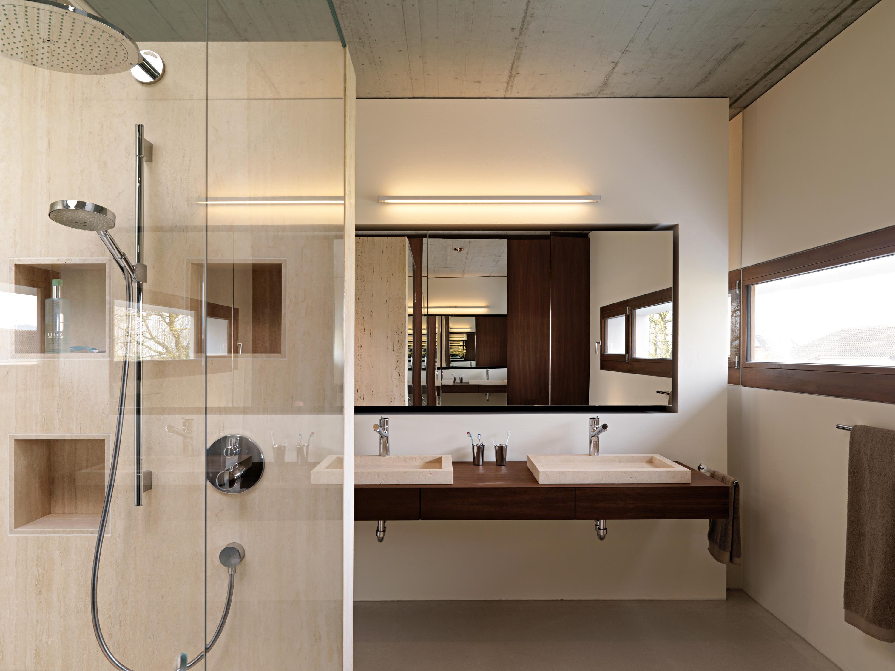Waschtisch, Fensterrahmen und Tür in Braun #dusche #waschtisch #wandspiegel #wandleuchte #holzwaschtisch ©Leicht Küchen
