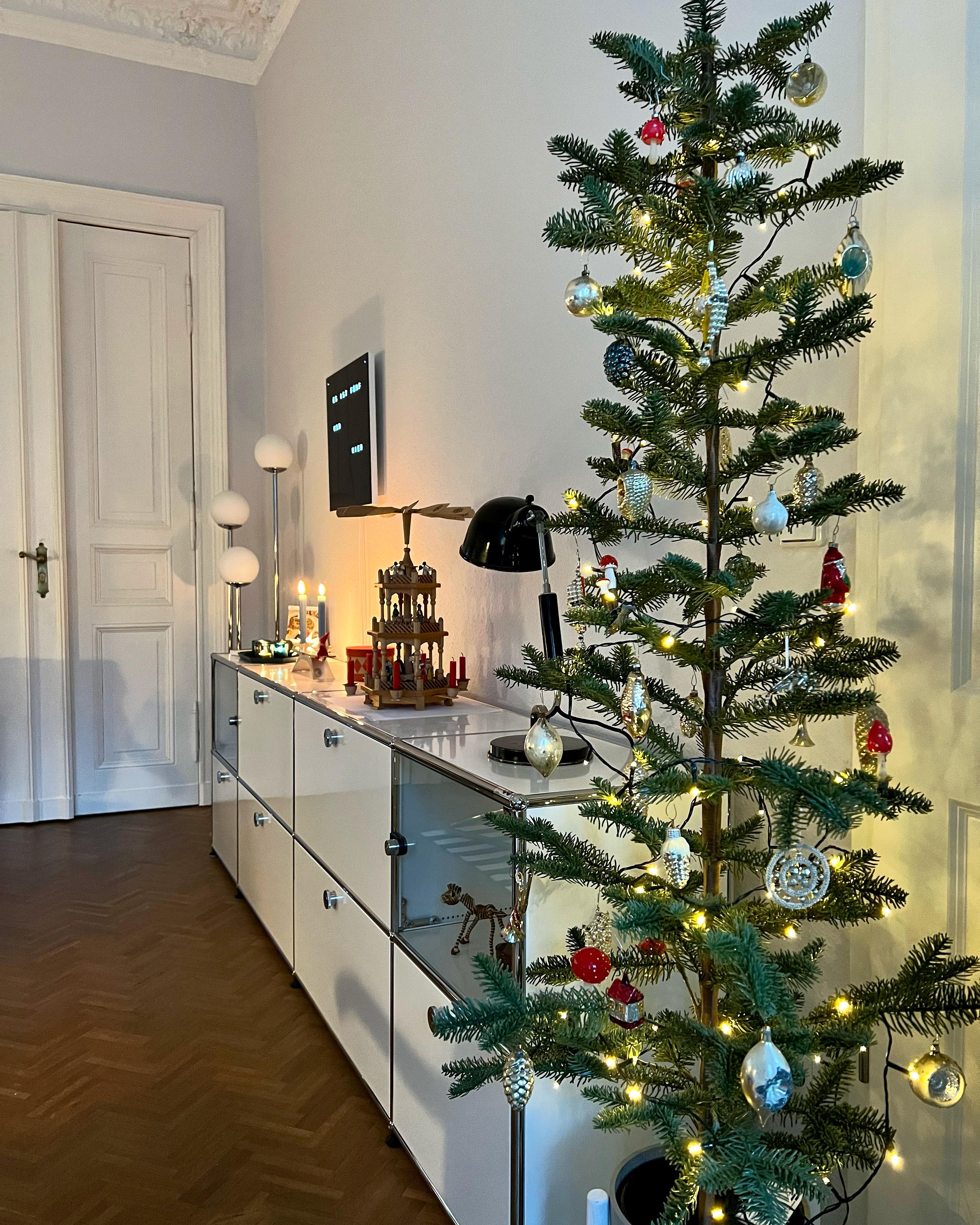 Weihnachtszeit. Wir lieben unseren schmalen (künstlichen) Baum.  #usmhaller #wohnzimmer #altbauwohnung, #clocktwo