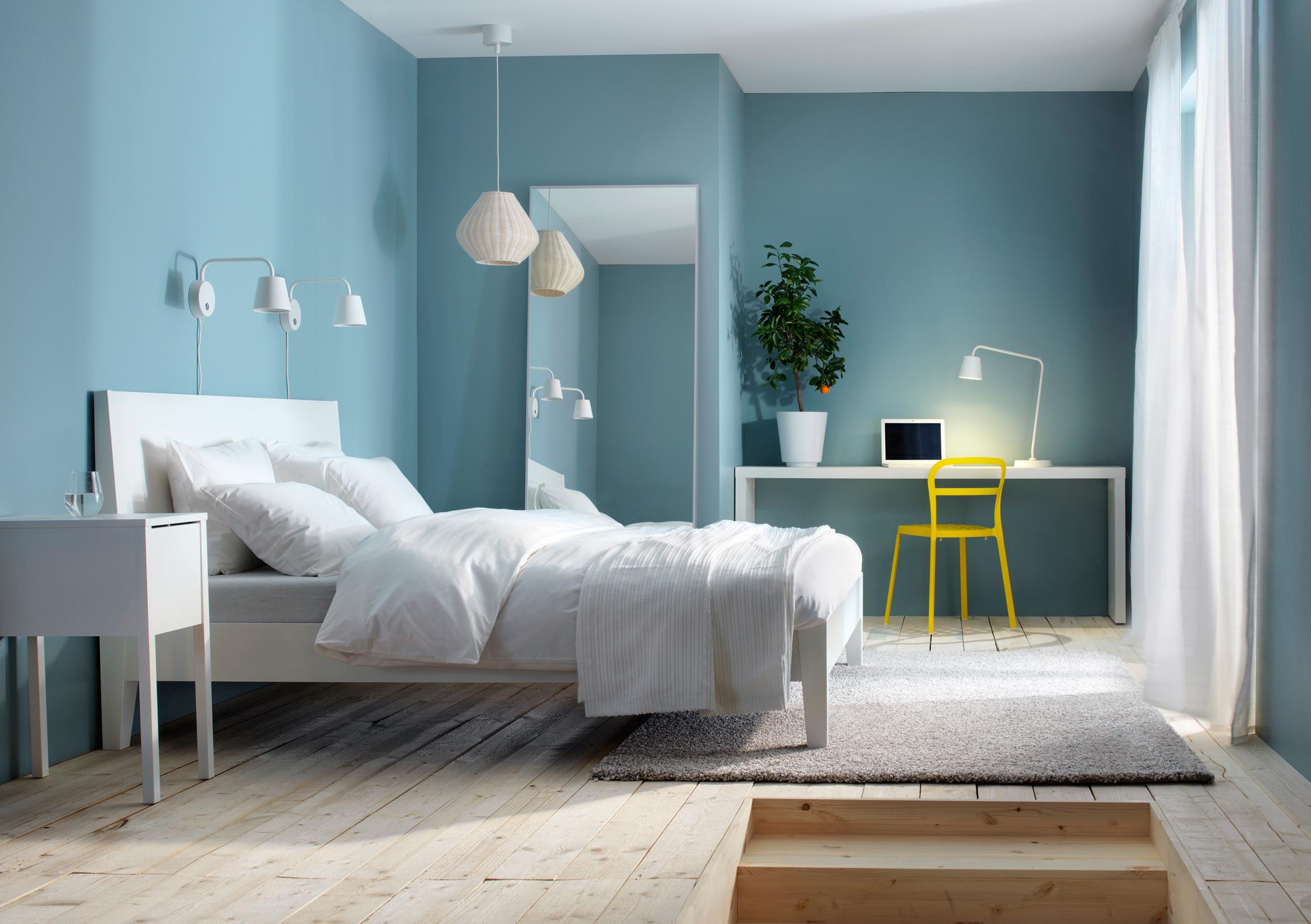 Weiß und Hellblau im Schlafzimmer #arbeitstisch #dielenboden #weißernachttisch #ikea ©Inter IKEA Systems B.V