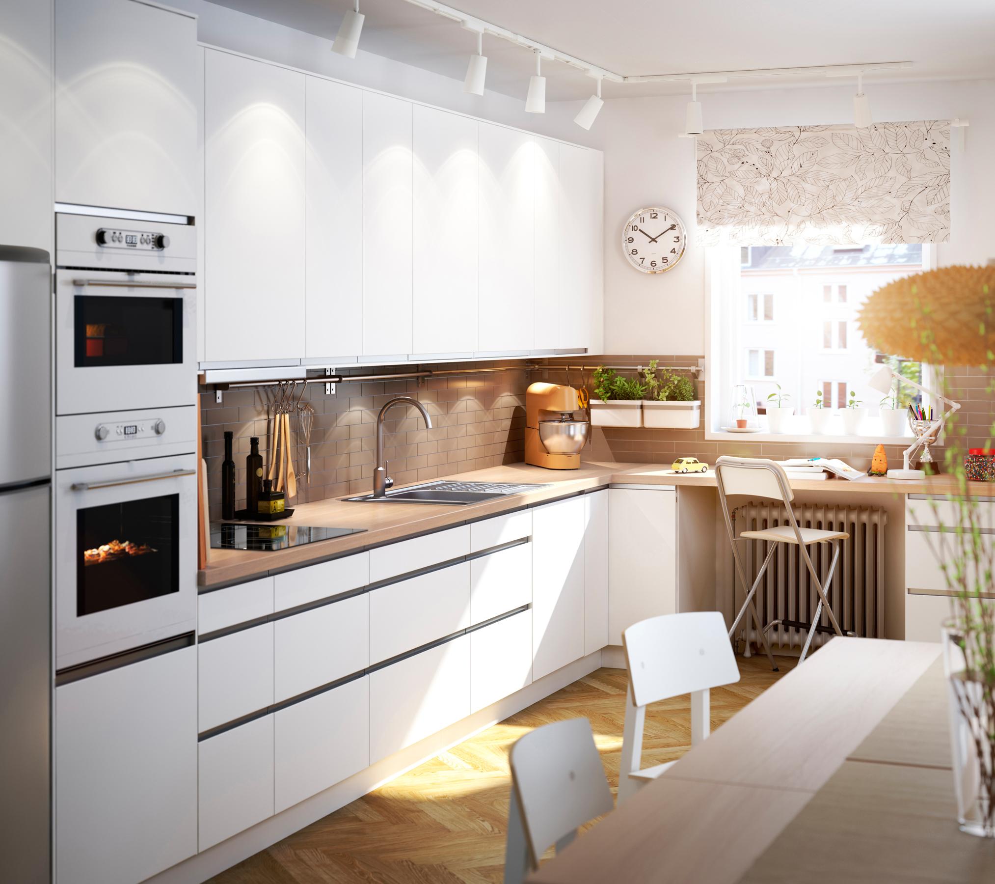 Weiße Einbauküche und Essbereich im natürlichen Look #ikea #holzstuhl #weißeküche #weißerküchenschrank ©Inter IKEA Systems B.V