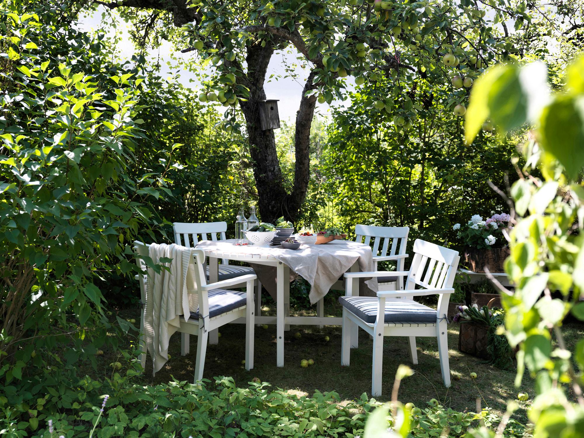 Weiße Gartenmöbel aus Holz #ikea #weißesgartenmöbel #gartengestaltung ©Inter IKEA Systems B.V.