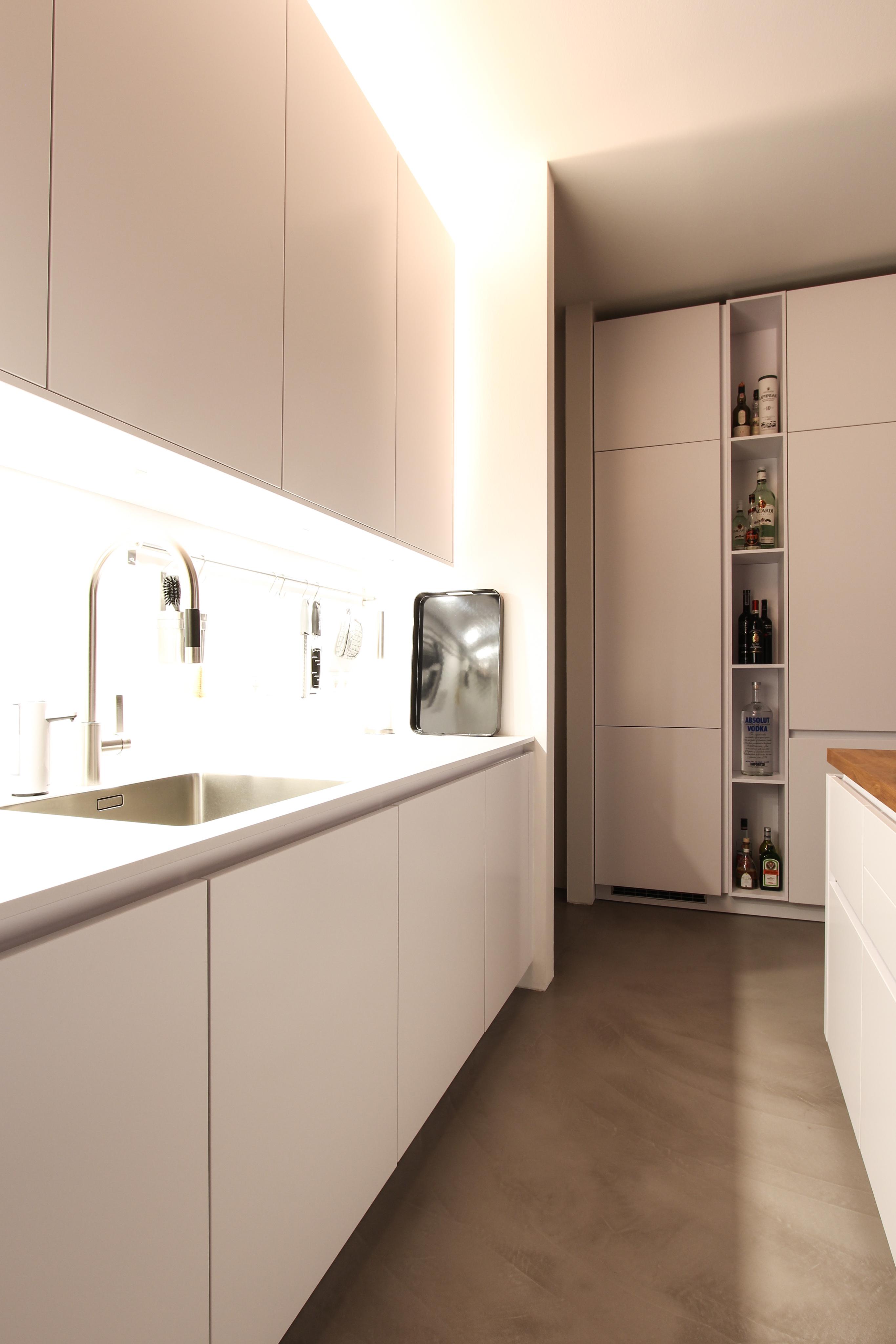 Weiße Küche #indirektebeleuchtung #kücheninsel ©EXTRAVIEL office & home design