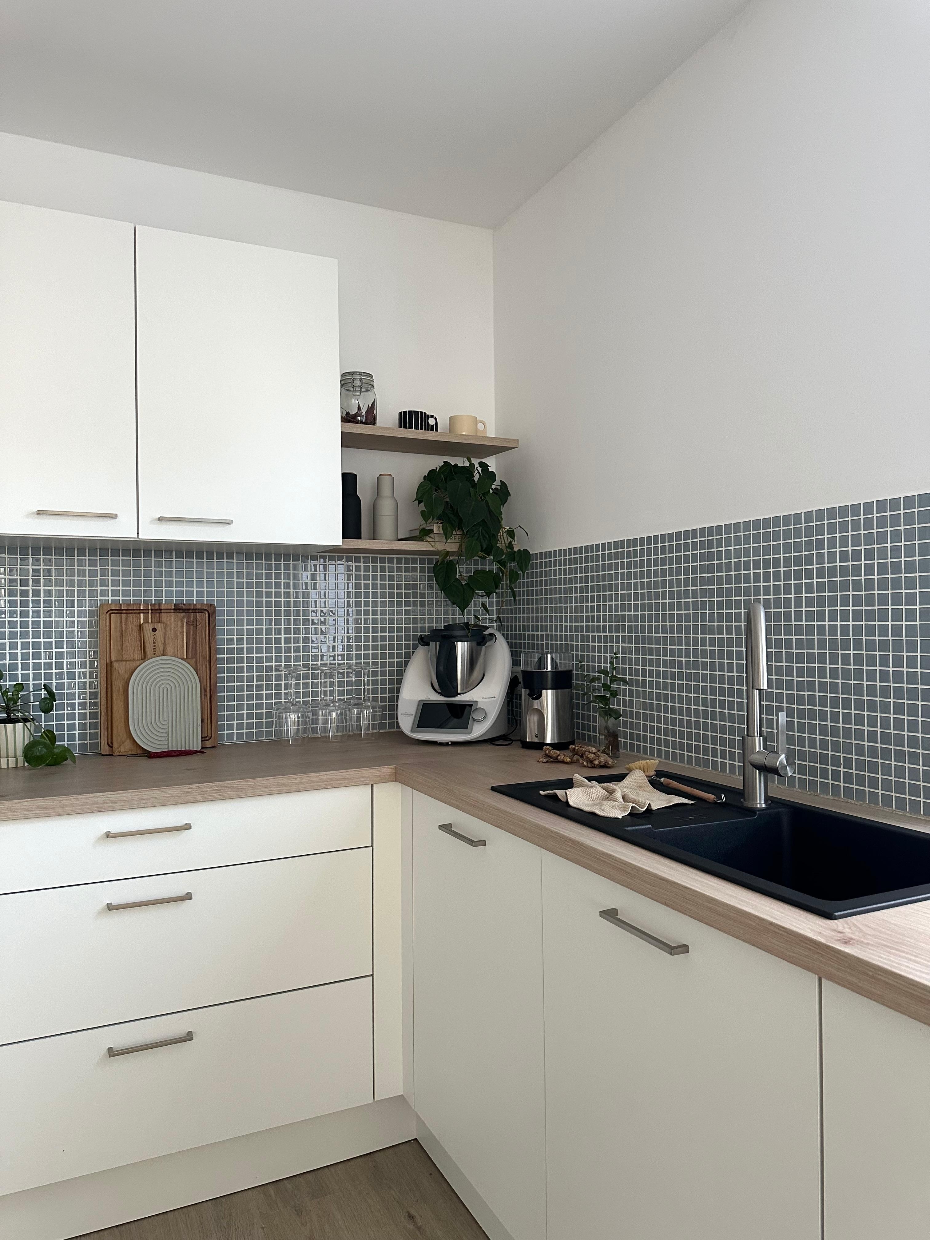#weißeküche #küchenliebe #couchliebt #küchenbretter #fliesenspiegel #mosaikfliesen #küchenregal #pflanzenliebe