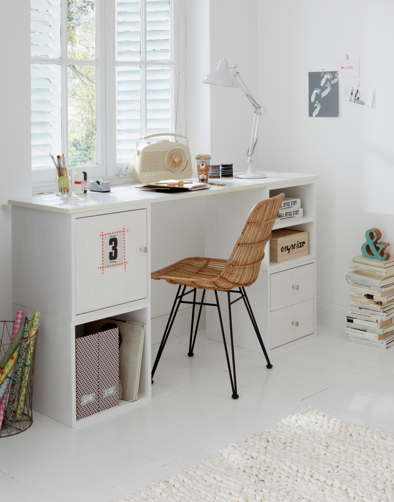 Weißer Schreibtisch mit Korbstuhl #schreibtisch #papierkorb #modernerkorbstuhl ©car Selbstbaumöbel