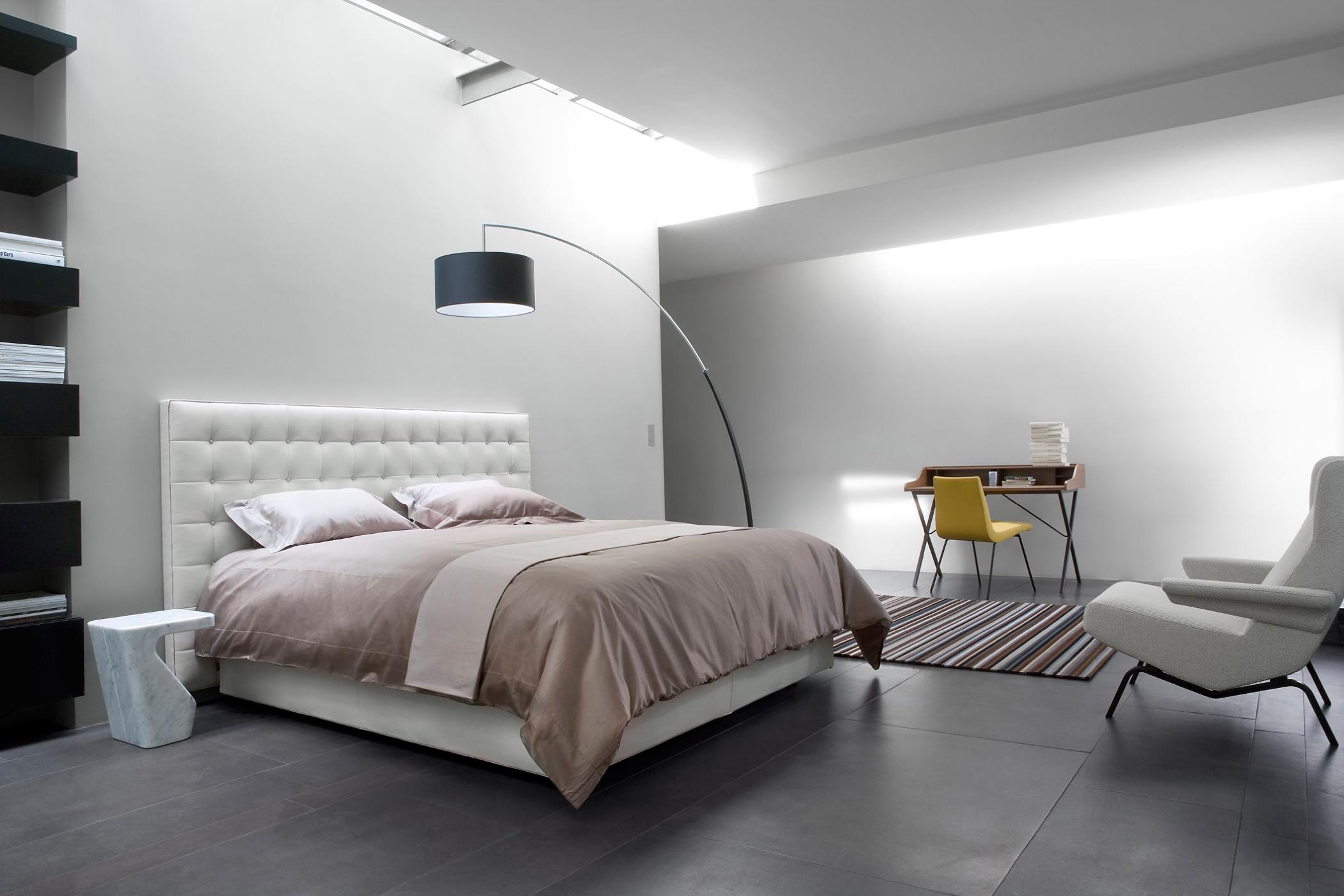 Weißes Doppelbett mit Betthaupt #schreibtisch #gestreifterteppich #betthaupt ©Ligne Roset