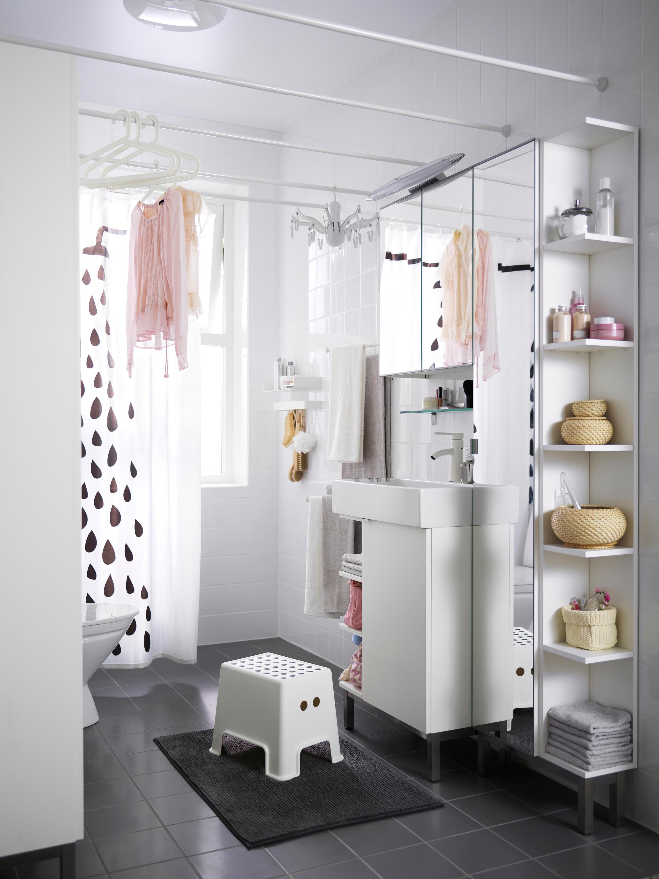 Weißes Eckregal für mehr Stauraum #badutensilie #duschvorhang #ikea #spiegelschrank #grauefliesen #eckregal #badezimmereinrichtung #kleinesbadezimmer ©Inter IKEA Systems B.V.