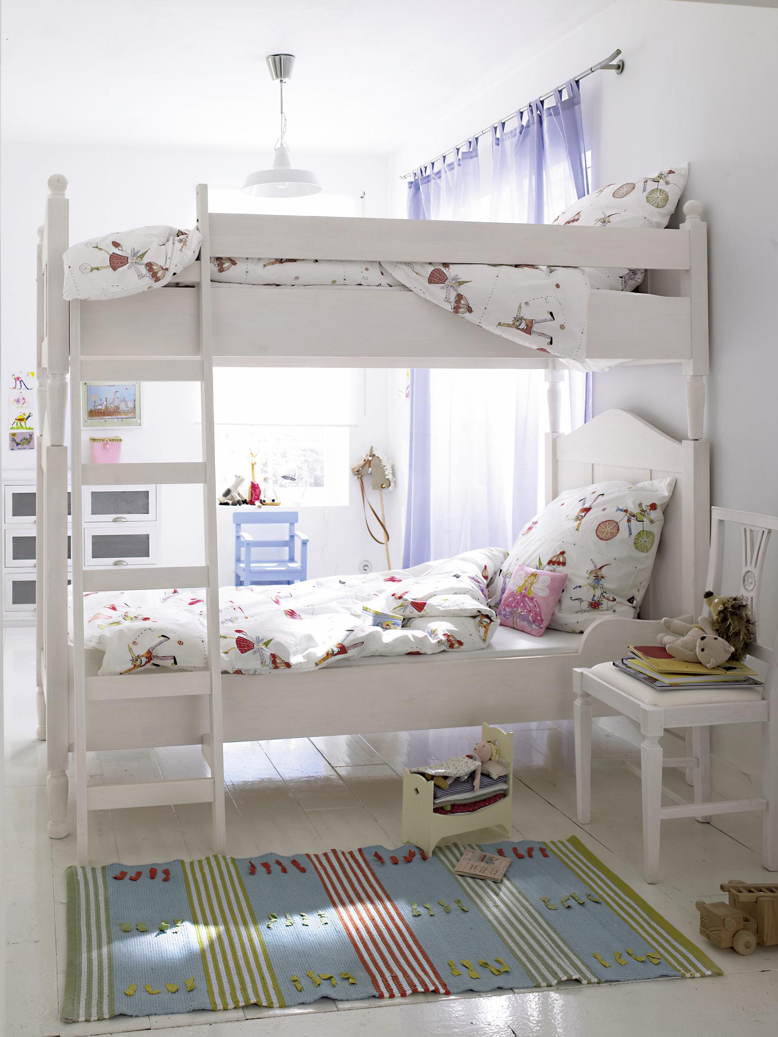 Weißes Etagenbett im Kinderzimmer #stuhl #teppich #bettwäsche #weißerstuhl #etagenbett ©Car Selbstbaumöbel