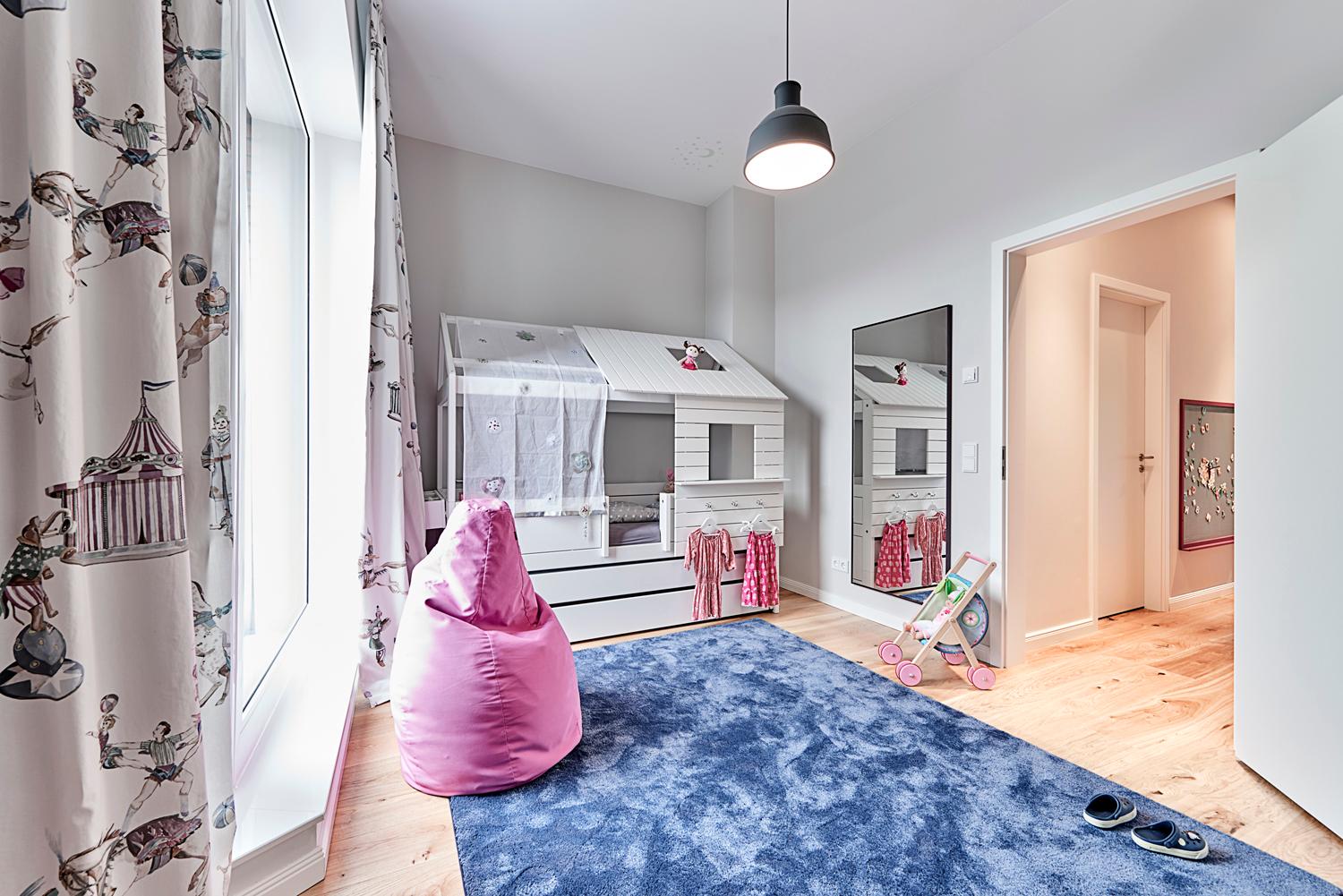 Weißes Kinderzimmer mit Blau und Pink #spiegel #sitzsack ©Michael Pfeiffer Fotografie
