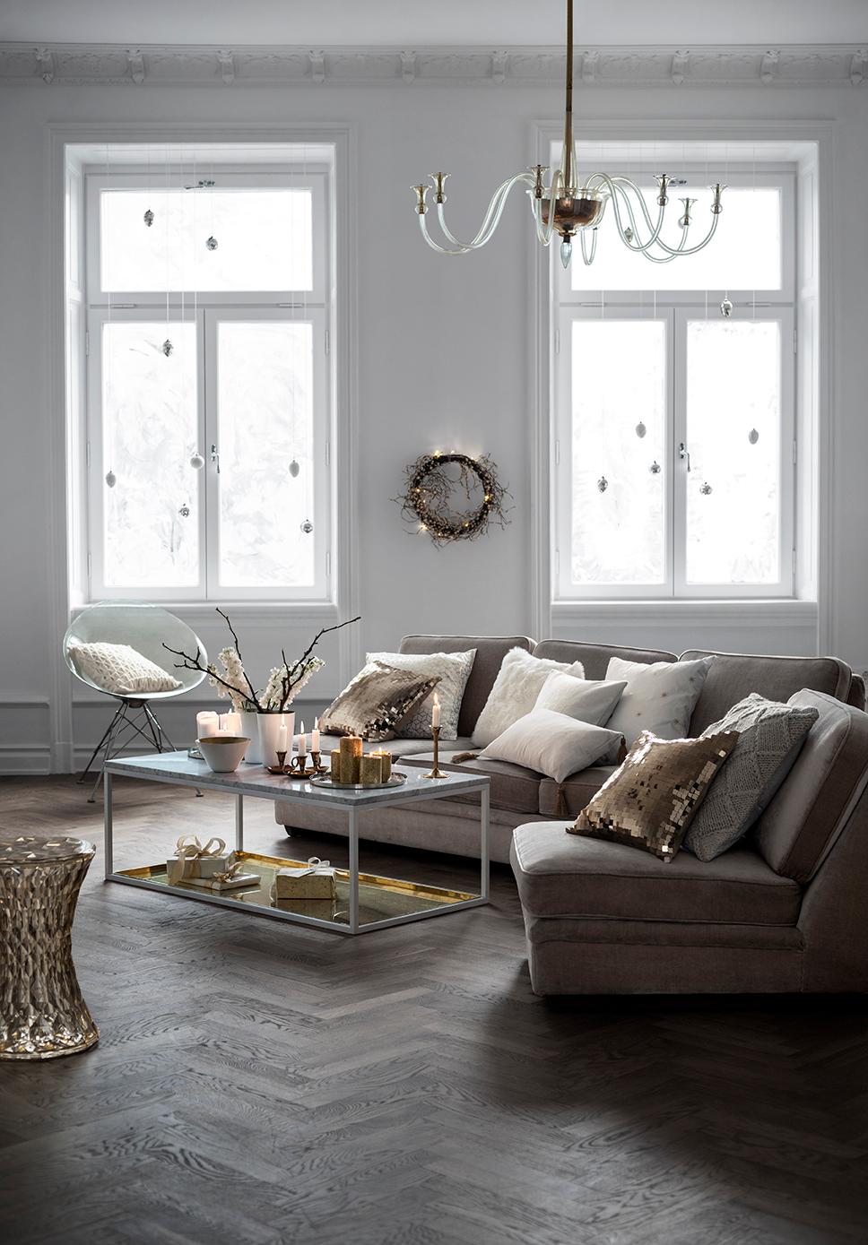 Weißes Wohnzimmer mit eleganten Goldelementen #weihnachtsdeko ©H&M Home