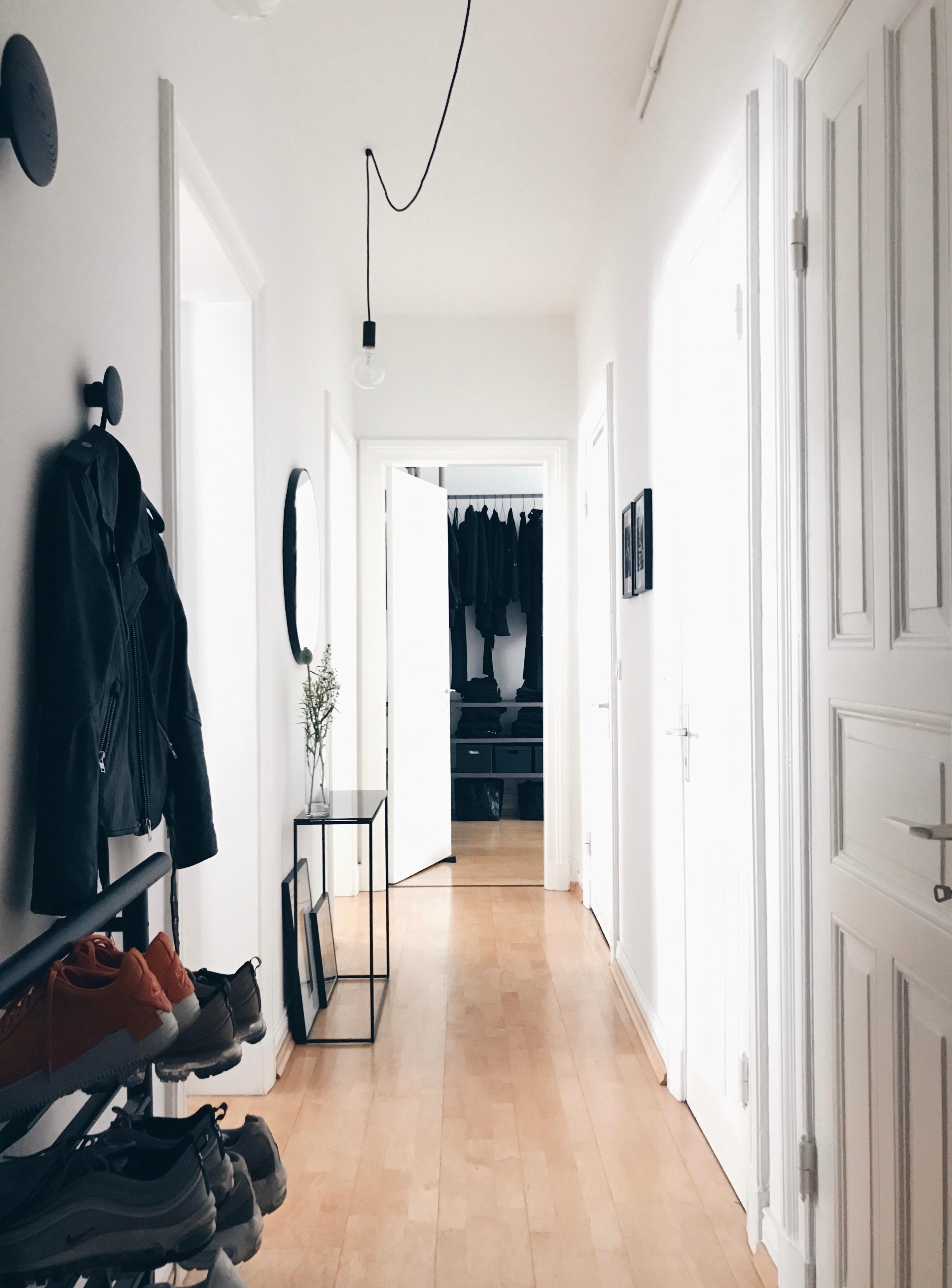 Weiter geht die #livingchallenge mit #flur ..
#altbau #altbauliebe #minimalism #simplicity #whiteliving #hallway 