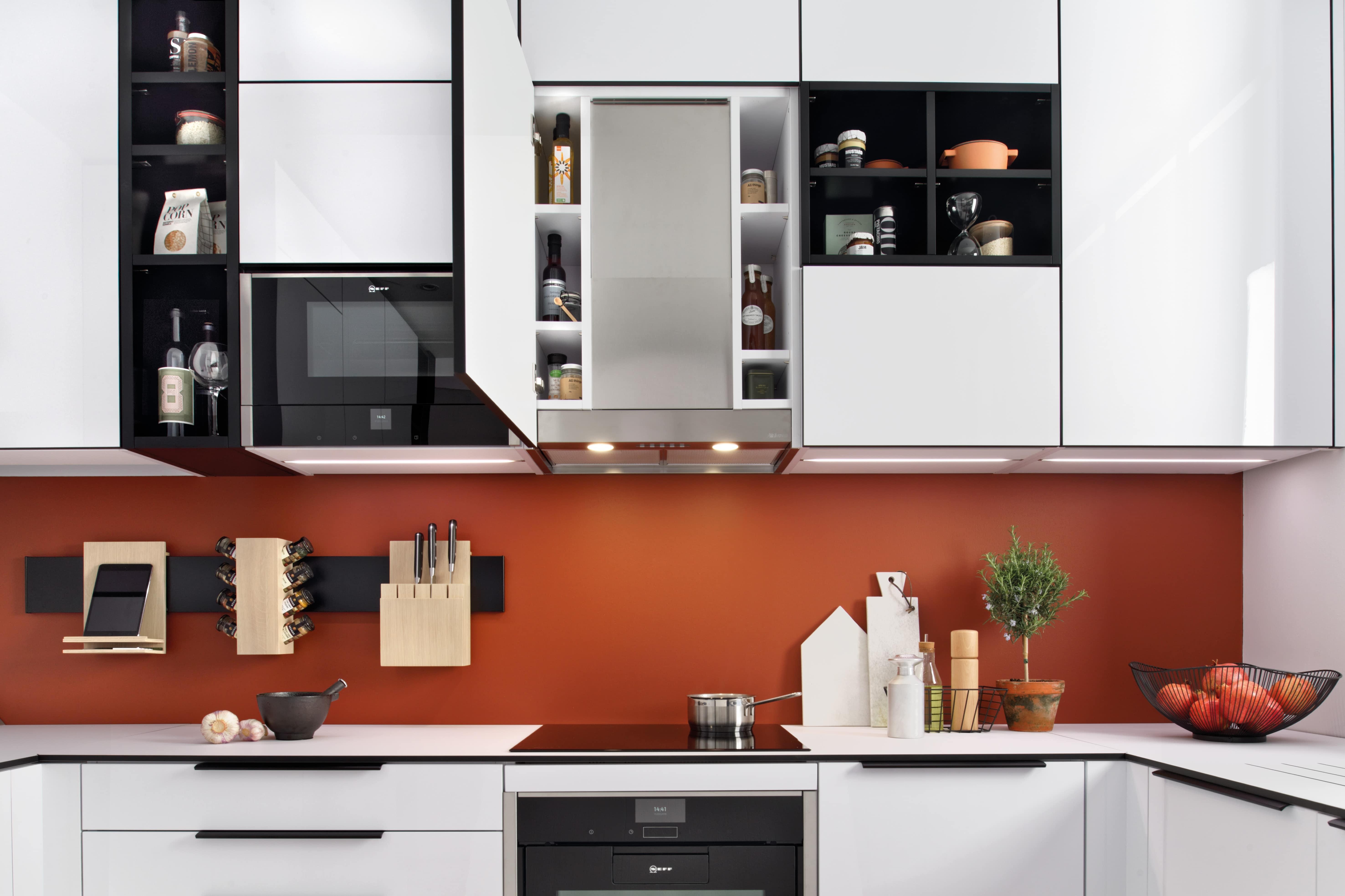 Wie man der Küche zusätzlichen Stauraum abtrotzen kann, zeigt SCHMIDT mit einem Schrank rund um die Dunstabzugshaube.