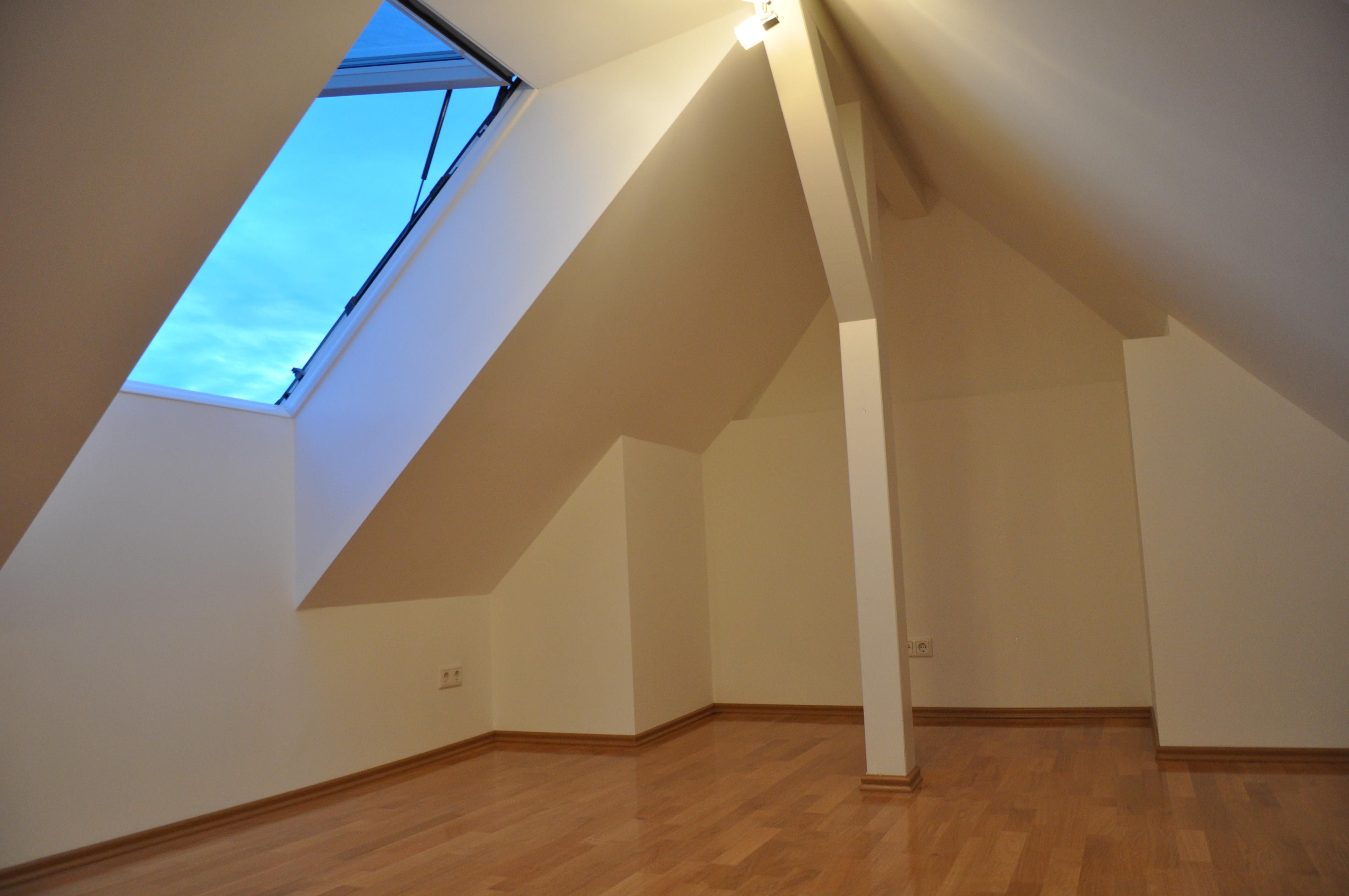Wohnbereich im Galerie Appartement 70m2 Penthouse zu mieten #dachausbau #kamin #wohnzimmer #loft #galerie ©Tatjana Adelt