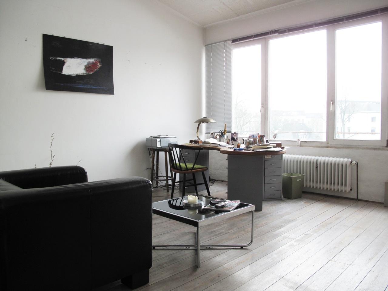 Wohnbereich mit Arbeitsplatz #couchtisch #büroecke ©scout for location