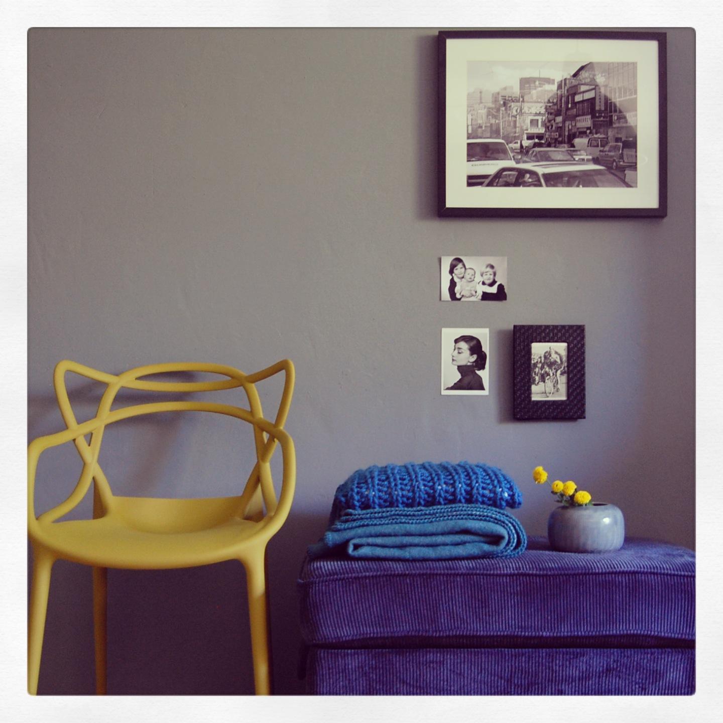 Wohnen mit Farbe #stuhl #wandfarbe #wandgestaltung #leseecke #grauewandfarbe ©stadt.bude