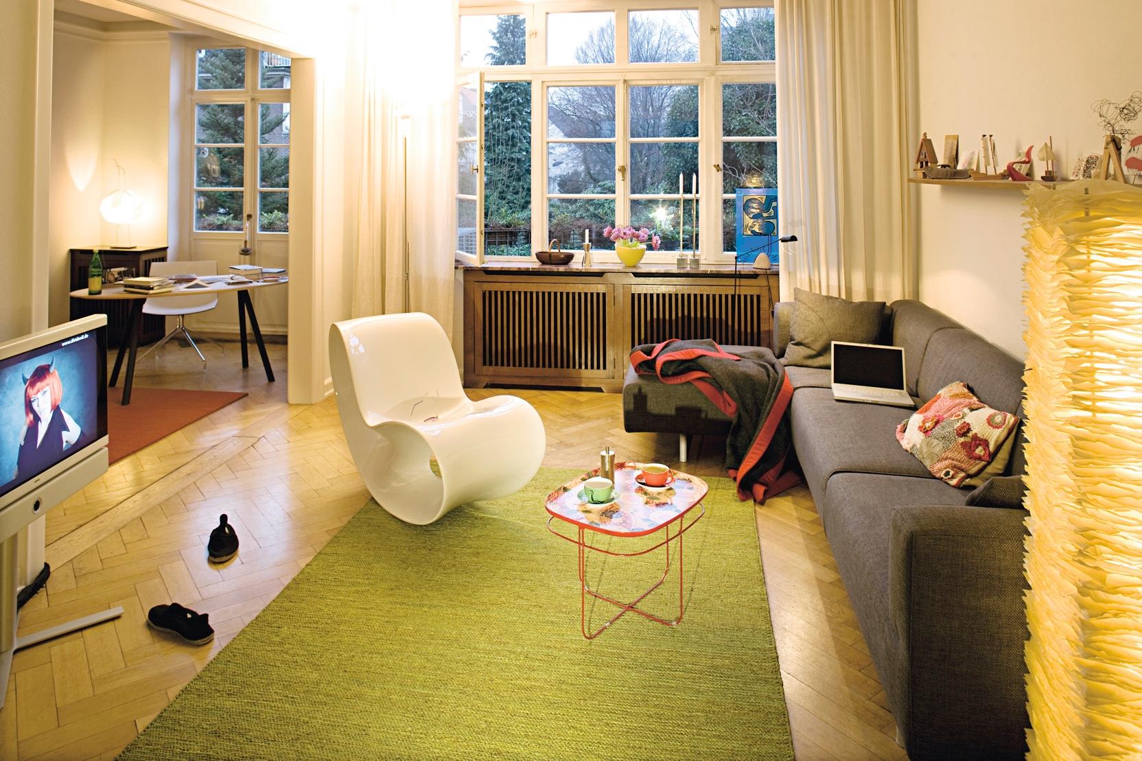 Wohnen und Arbeiten #couchtisch #teppich #wohnzimmer #sessel #sofa #grauessofa #lampe ©POPO GmbH