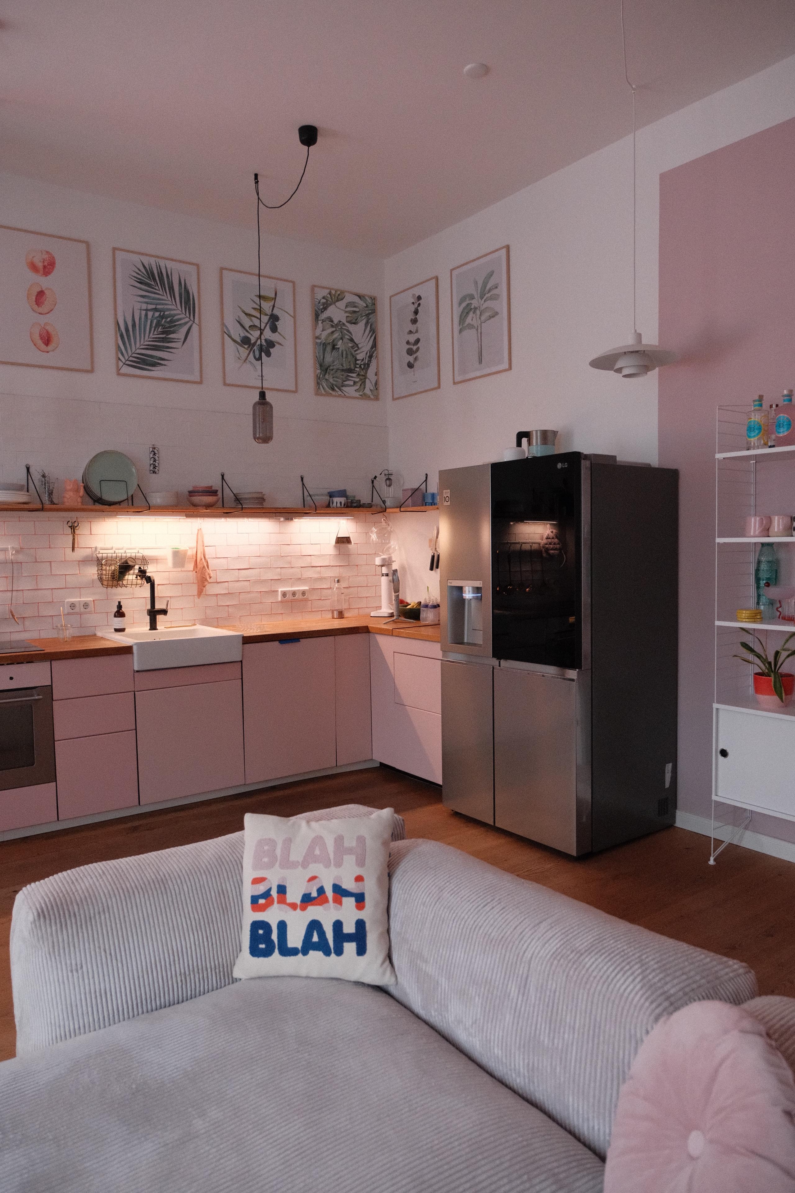 #wohnküche #altbauwohnung #couchliebt #gemütlich #farbenfroh #küche #sofa #kühlschrank #rosa #bildergalerie #posterwall