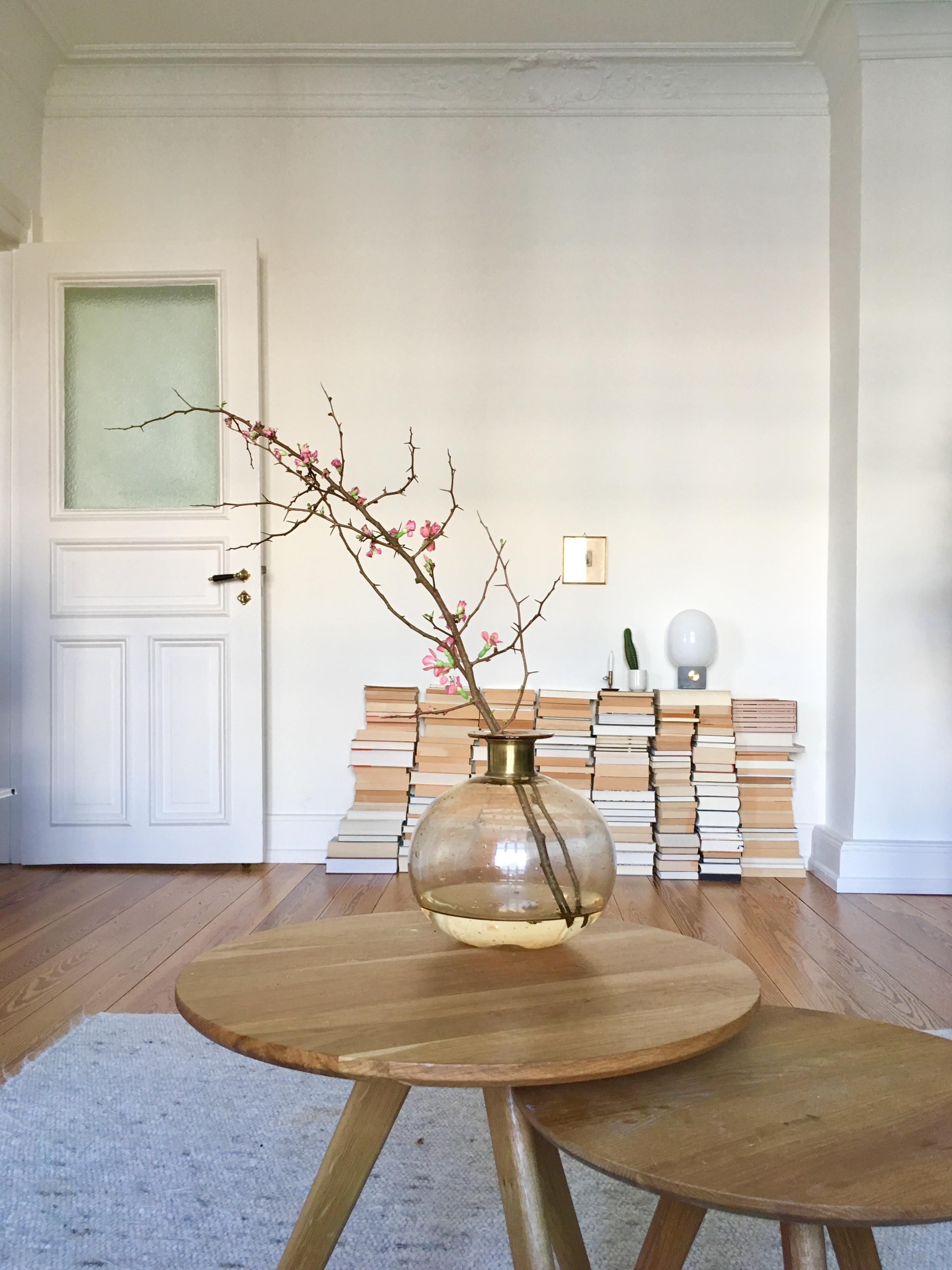 #wohnzimmer #altbau #bücher #bücherwand #vase #scandi #couchliebt