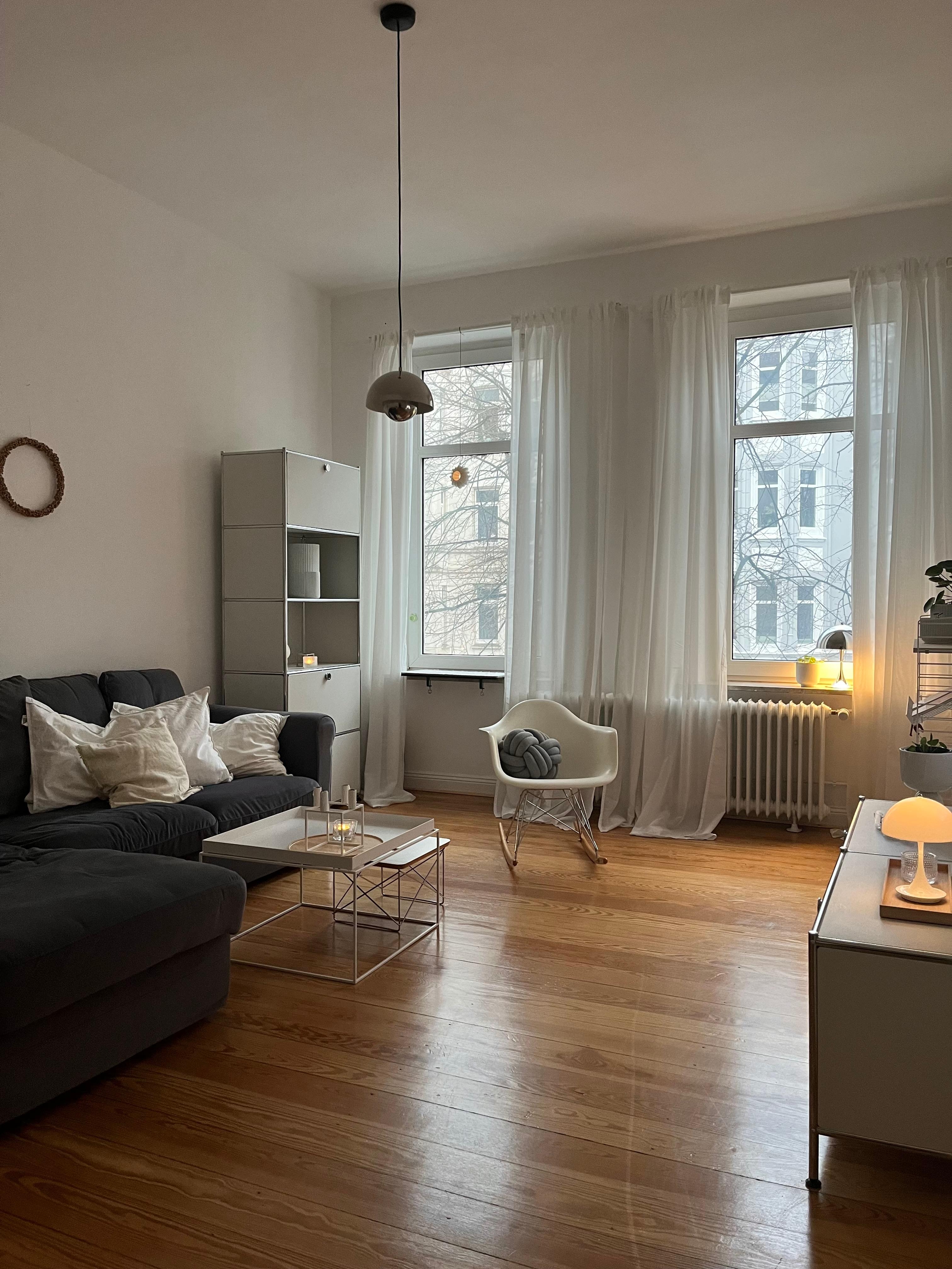 #wohnzimmer #altbauliebe #skandinavischwohnen #leuchtenliebe #louispoulsen