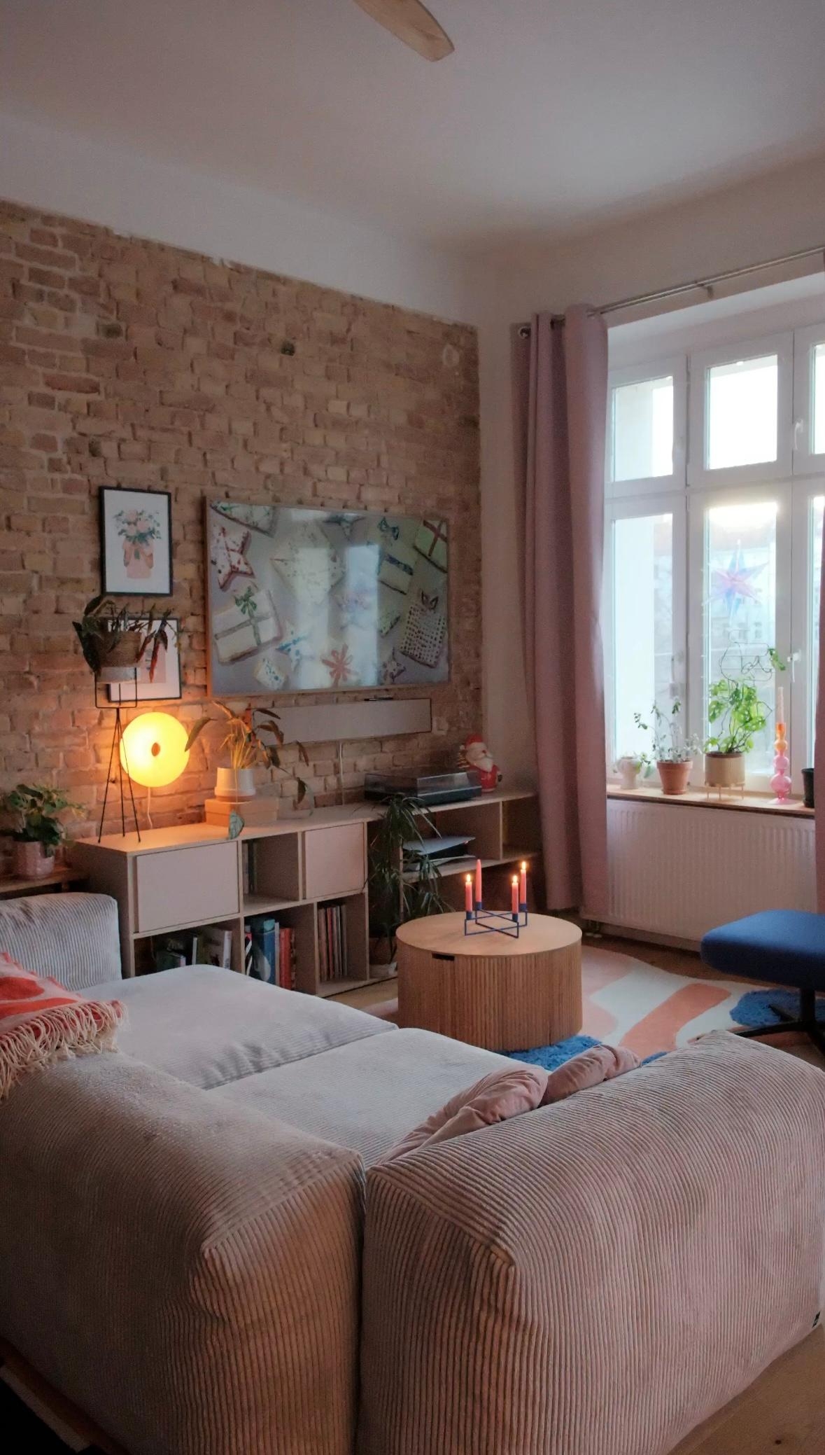 #wohnzimmer #altbauwohnung #couchliebt #gemütlich #farbenfroh #backsteinwand #tv #sofa