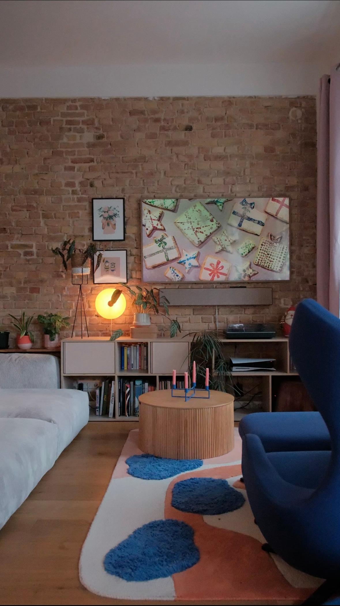 #wohnzimmer #altbauwohnung #couchliebt #gemütlich #farbenfroh #couchtisch #tv #sessel #teppich