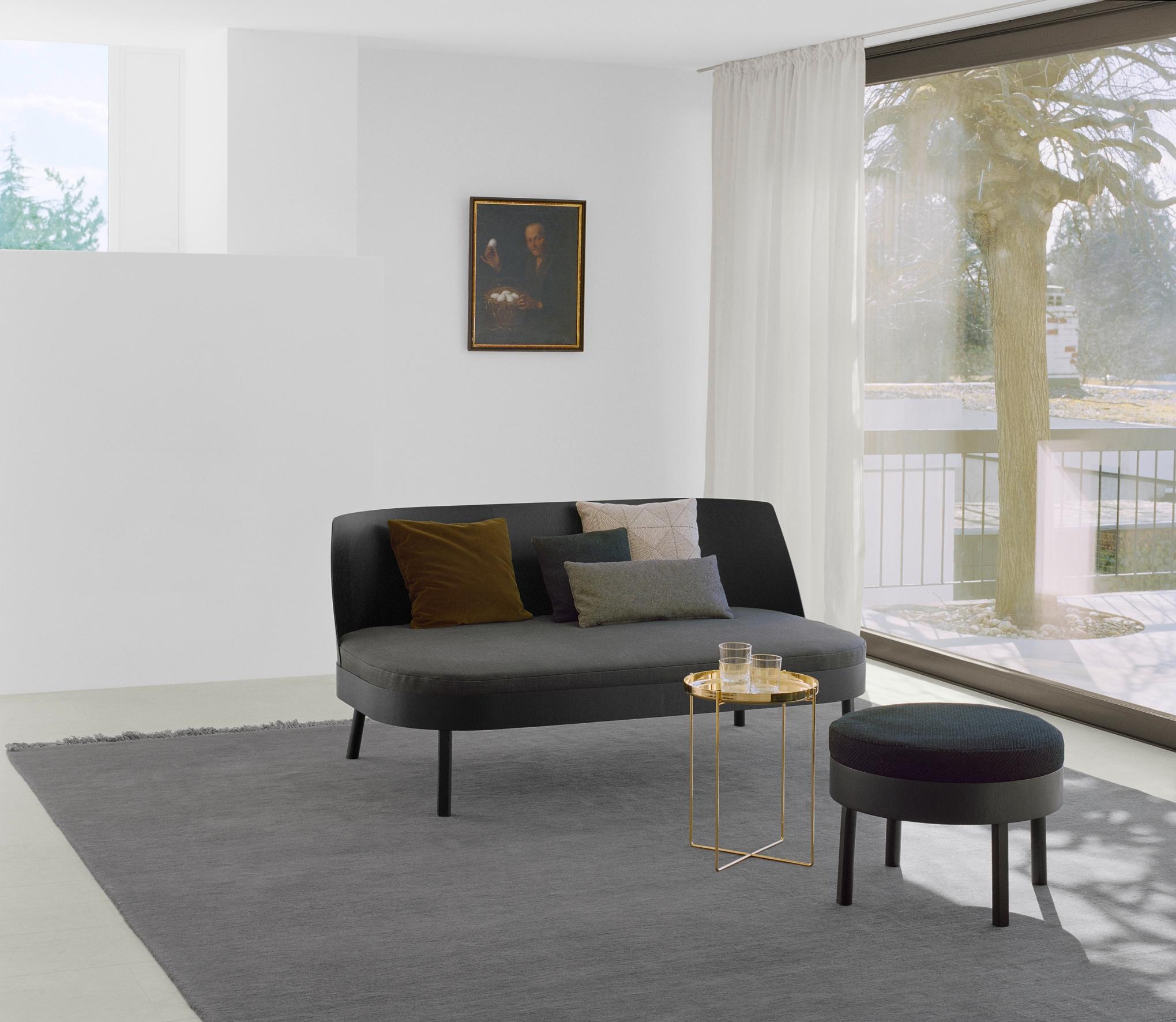 Wohnzimmer #beistelltisch #teppich #sofa #grauessofa #goldfarbenerbeistelltisch ©e15, Designer: Stefan Diez