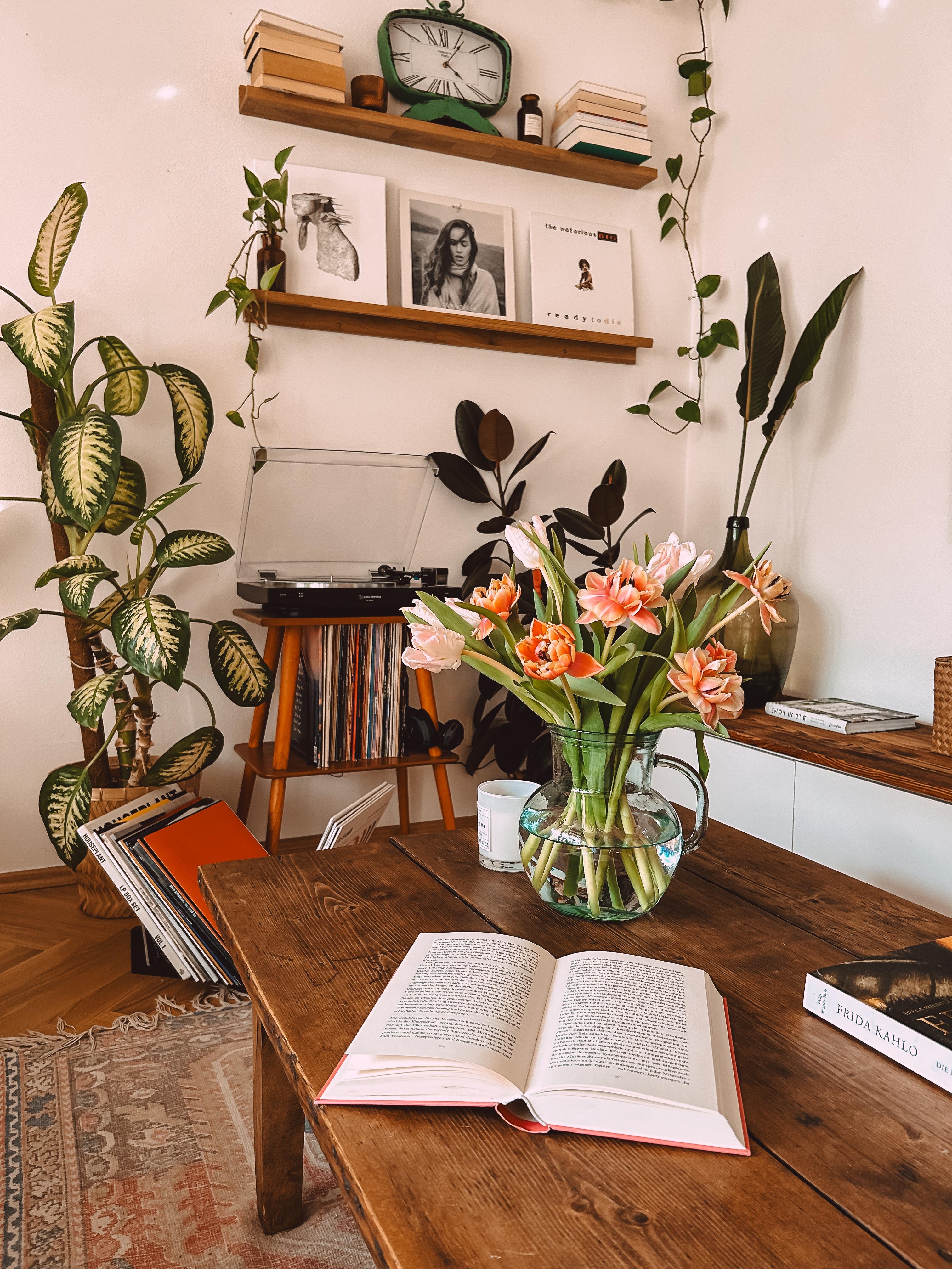 #wohnzimmer #bilderleiste #schallplatten #vinyl #pflanzen #tulpen #bücher #couchtisch 