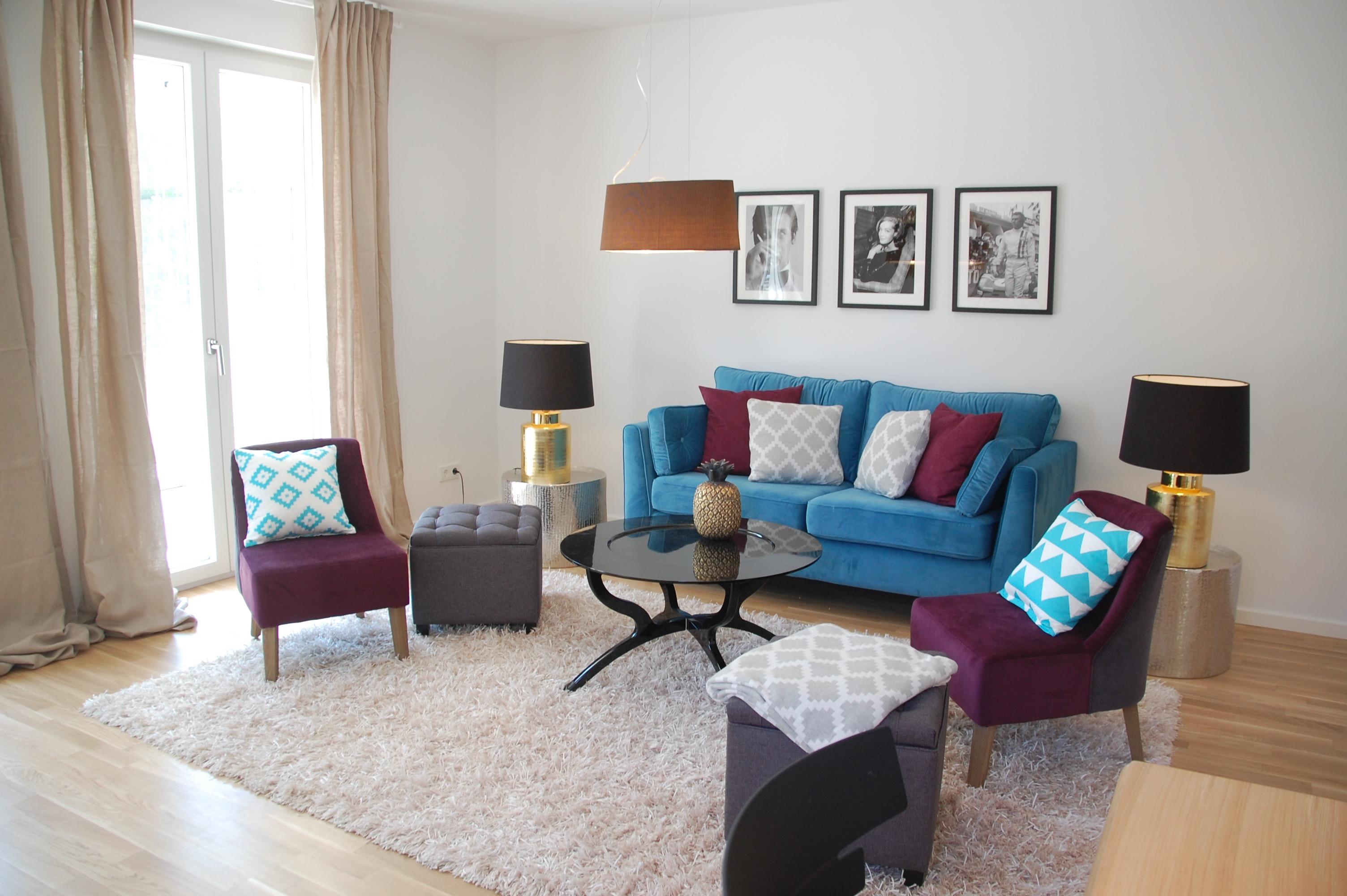 Wohnzimmer Blau und Lila #sessel #sofa ©Miracle Room