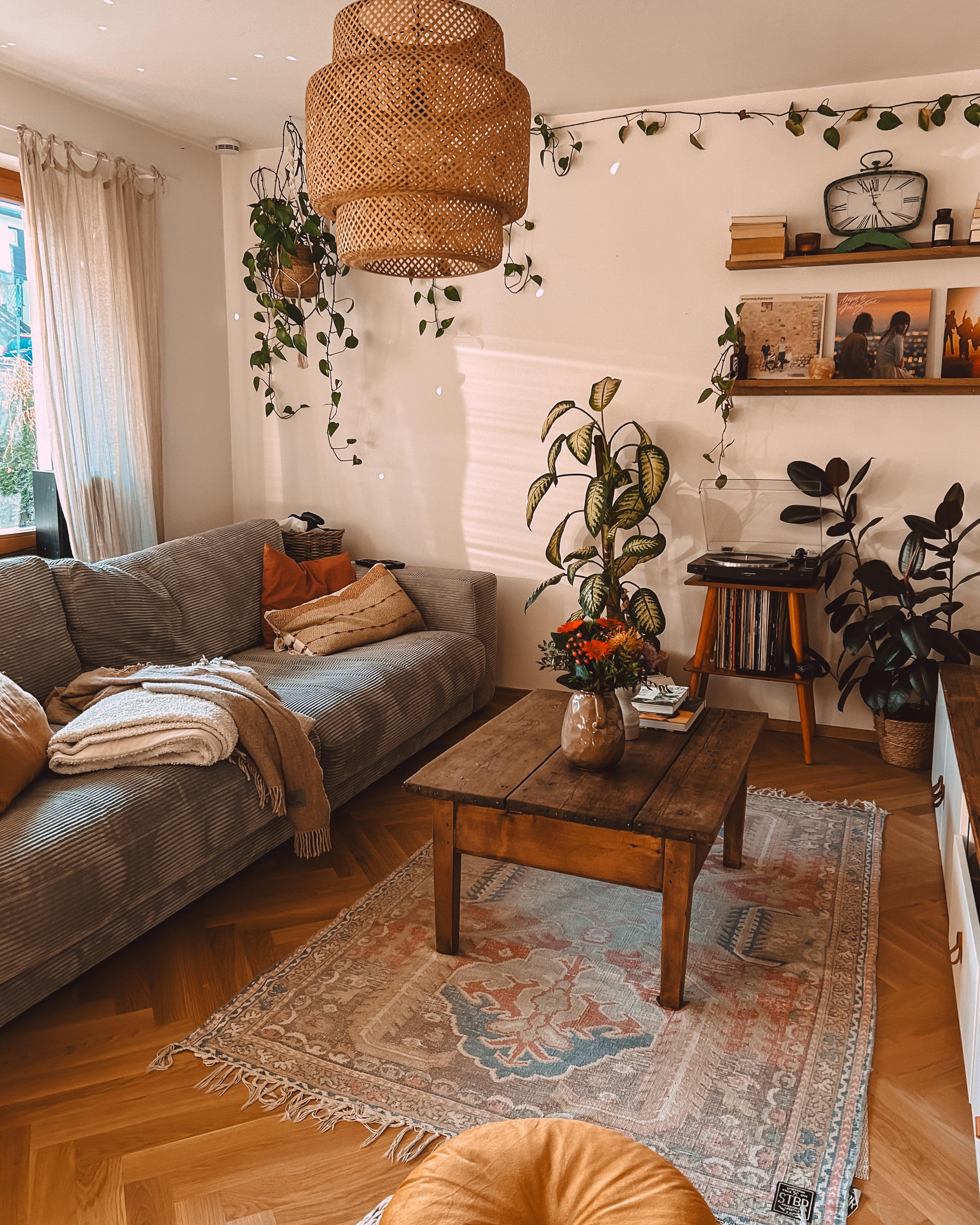 #wohnzimmer #couch #sofa #cordsofa #boho #pflanzen #teppich #couchtisch #vinyl #lp #plattenspieler