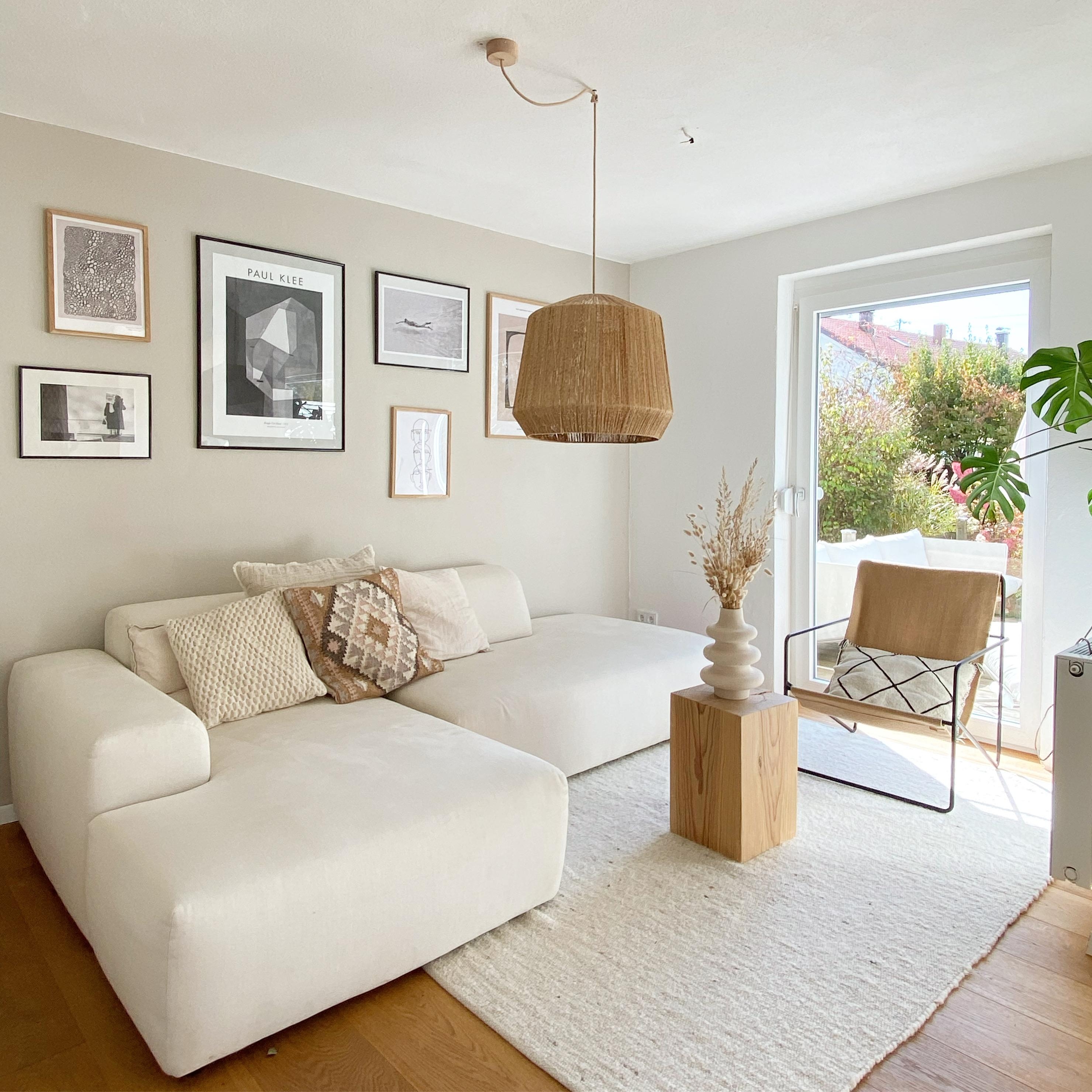 #wohnzimmer #couch #sofa #hängelampe #beistelltisch #sessel #desertchair #teppich #poster #bilder