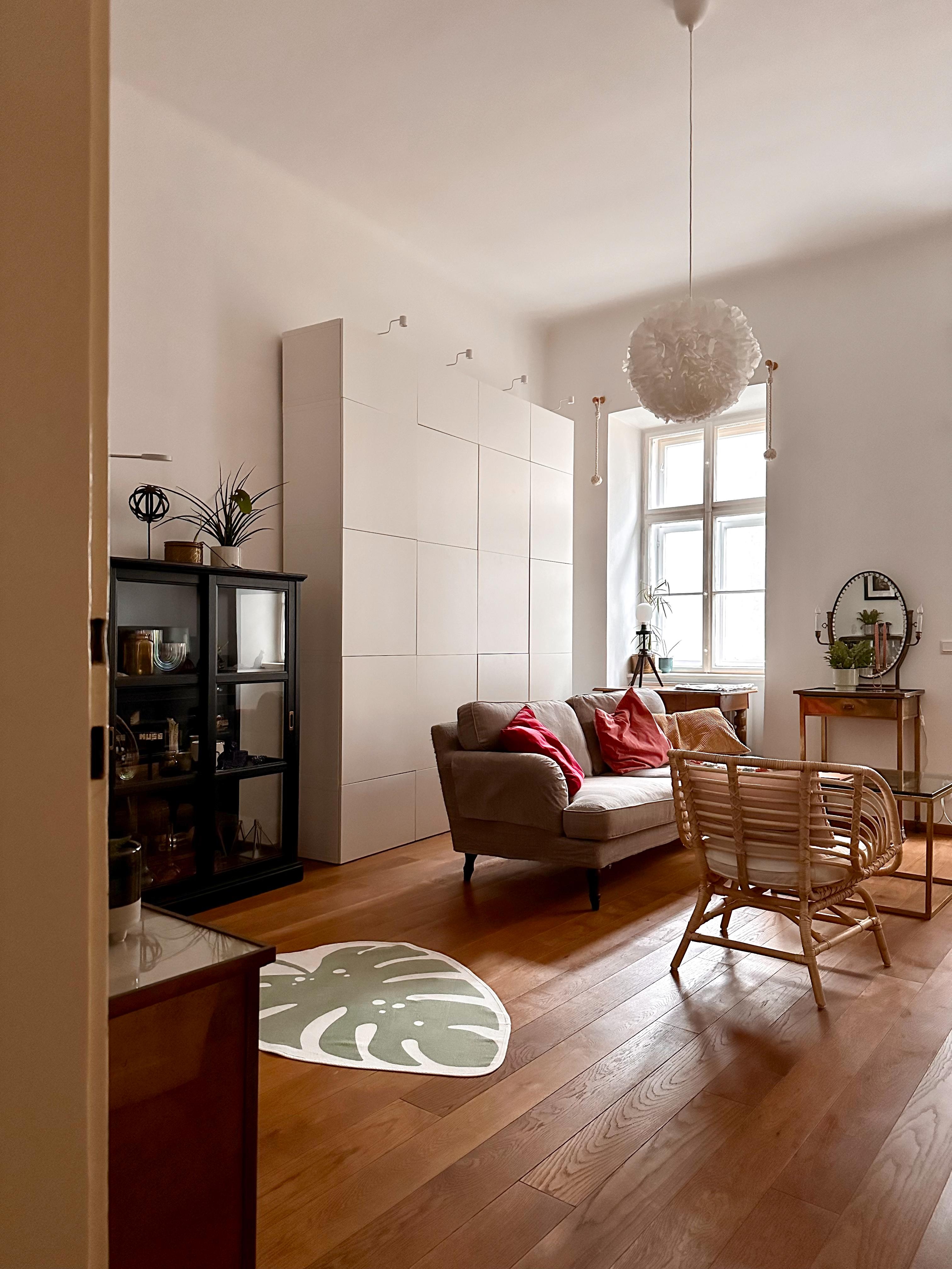 Wohnzimmer Einblicke :)

#wohnzimmer #licht #couch #sofa #teppich #holz #stauraum #rattan
